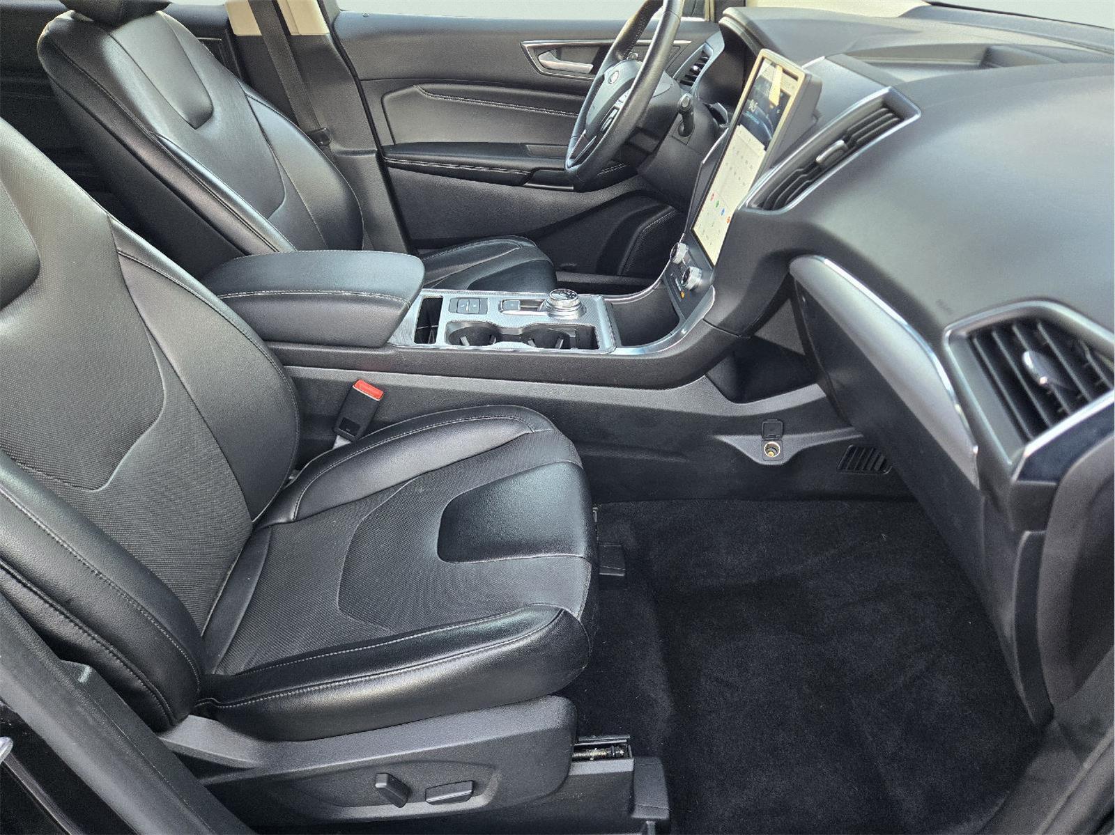 2022 Ford Edge photo 16 of 37