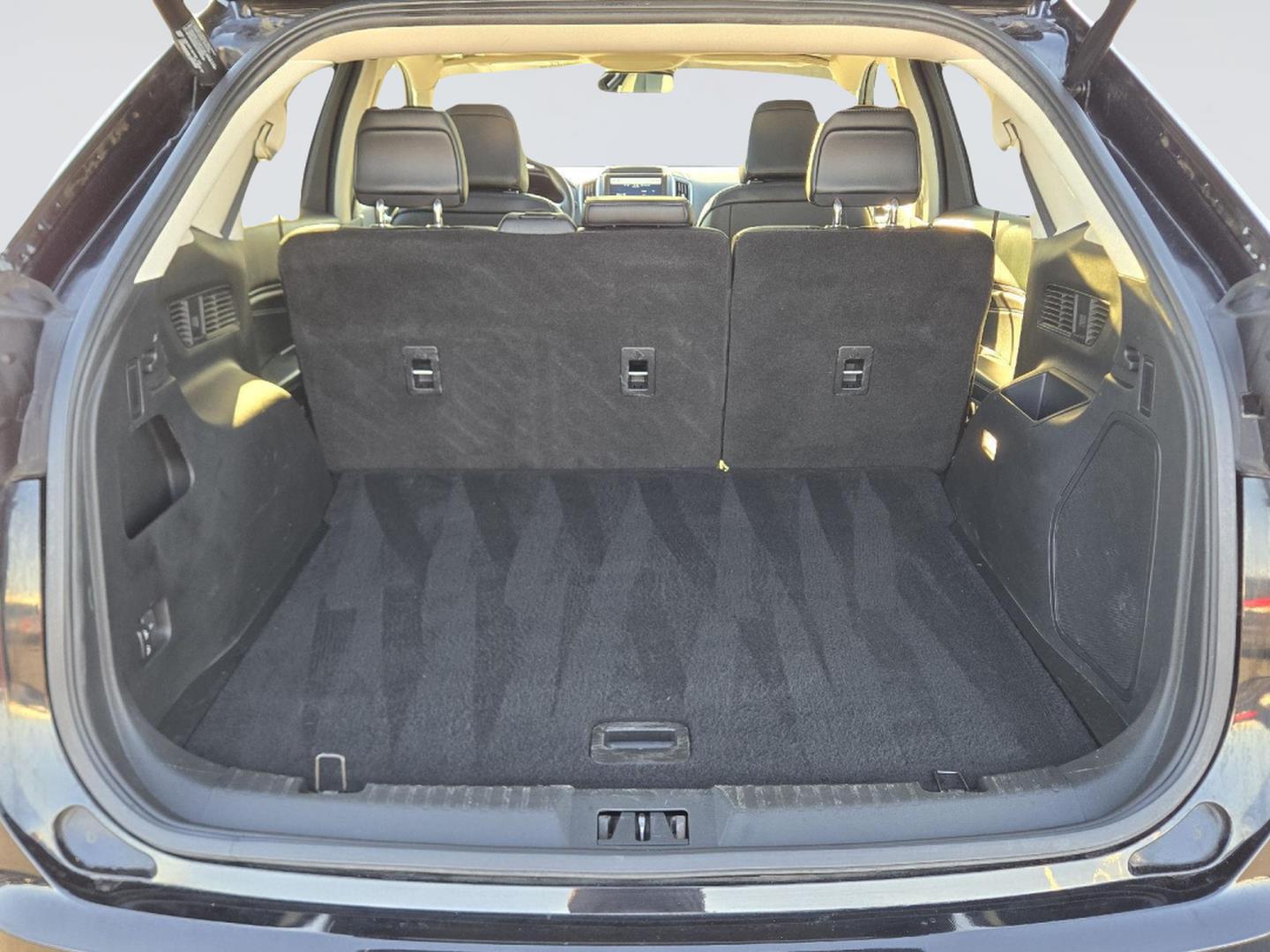 2022 Ford Edge photo 22 of 37