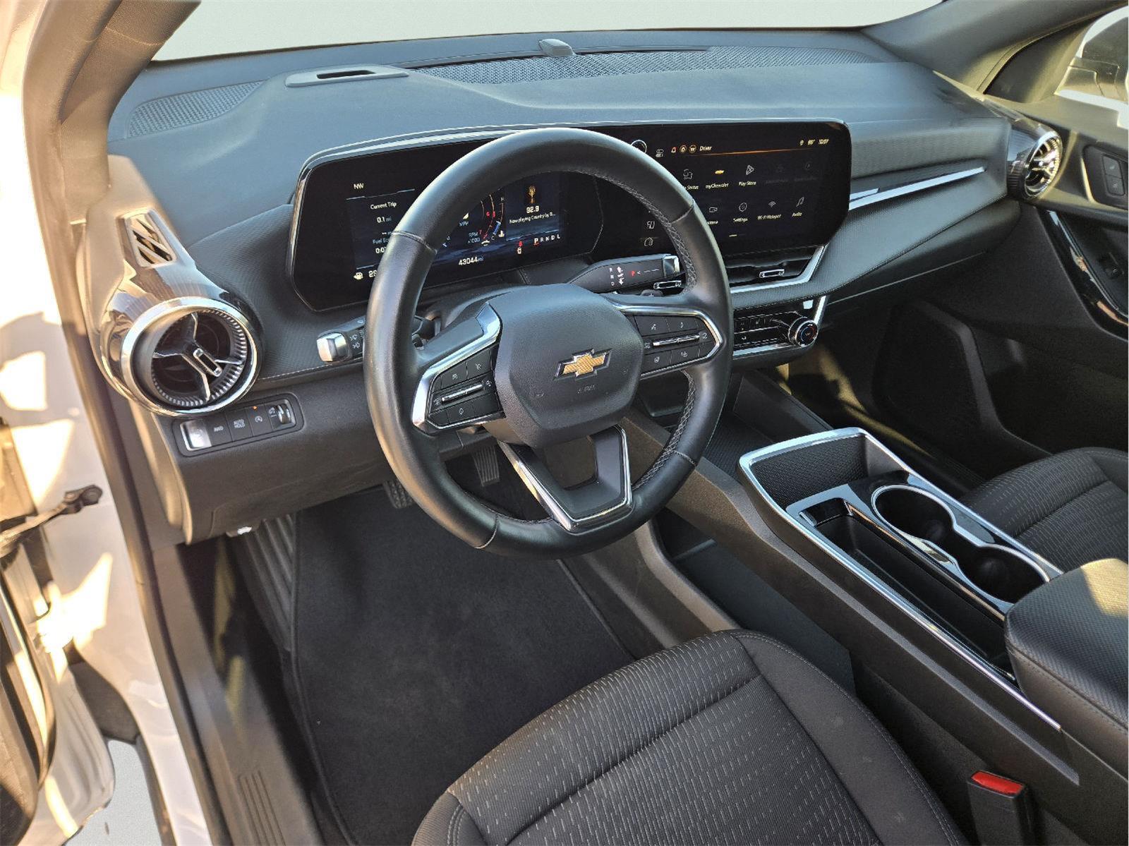 2025 Chevrolet Equinox photo 10 of 35