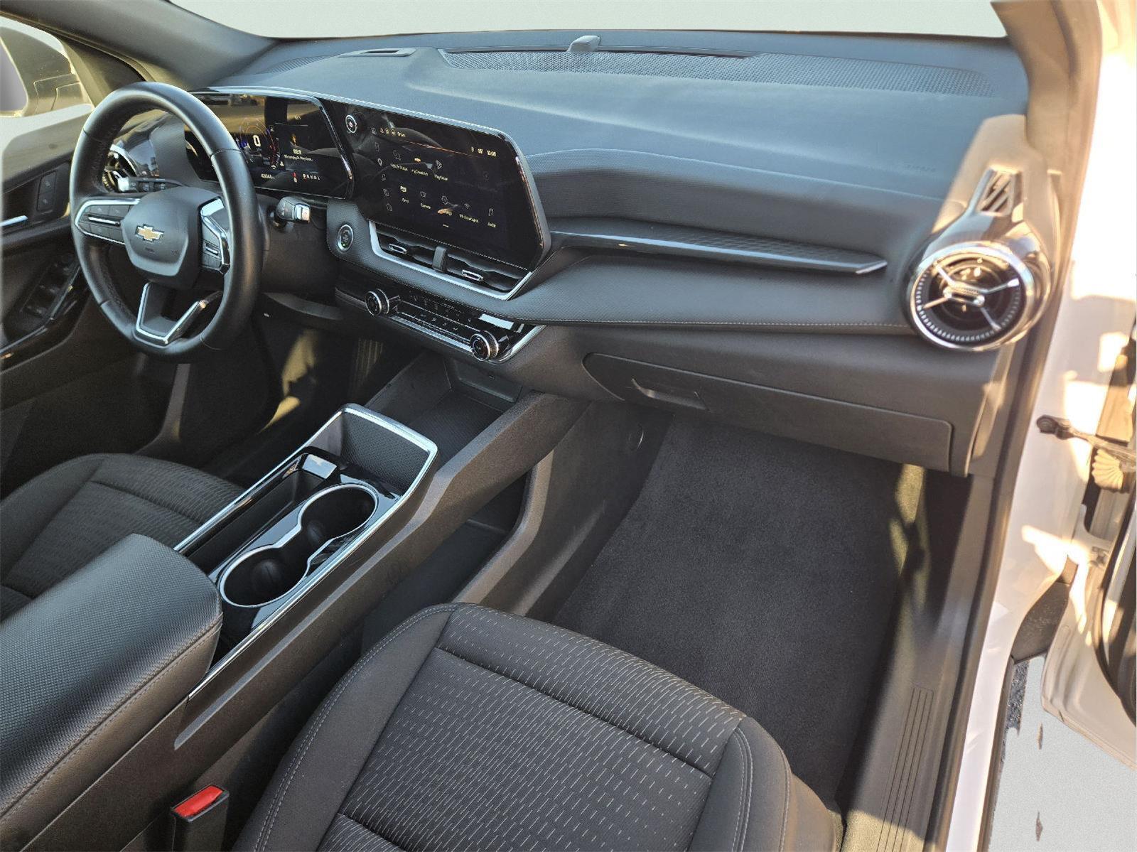 2025 Chevrolet Equinox photo 12 of 35