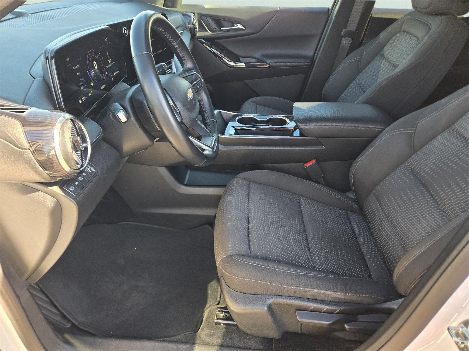 2025 Chevrolet Equinox photo 13 of 35