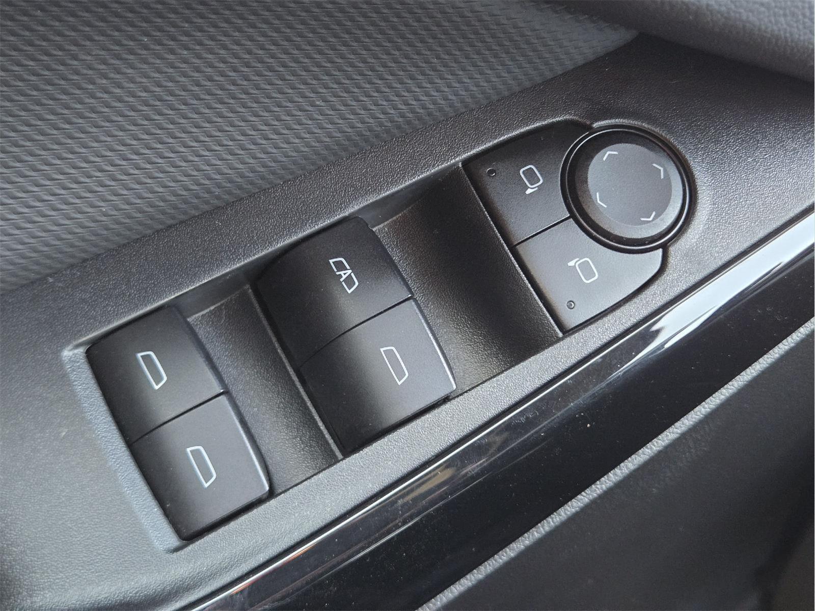 2025 Chevrolet Equinox photo 33 of 35