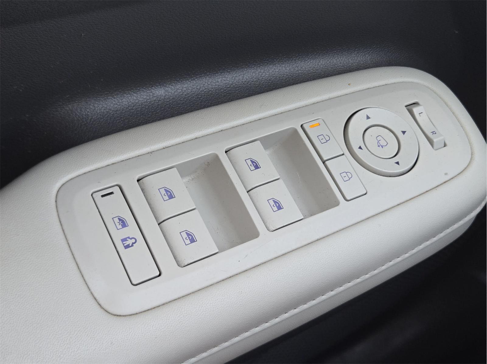 2024 Hyundai Santa Fe photo 33 of 35