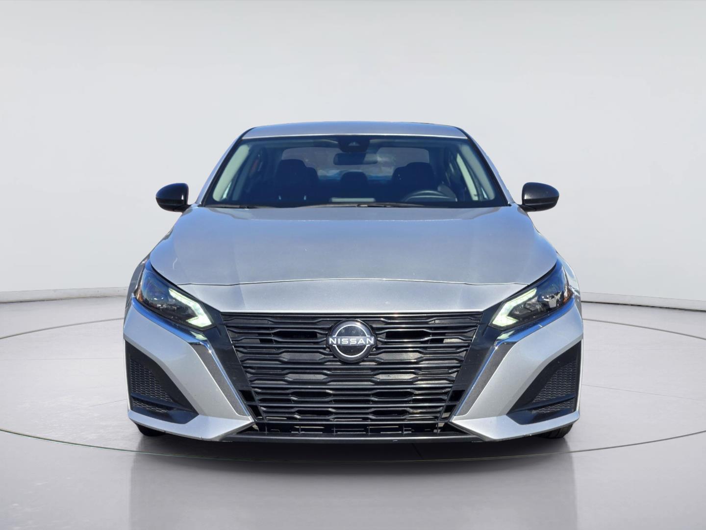 2025 Nissan Altima photo 2 of 36