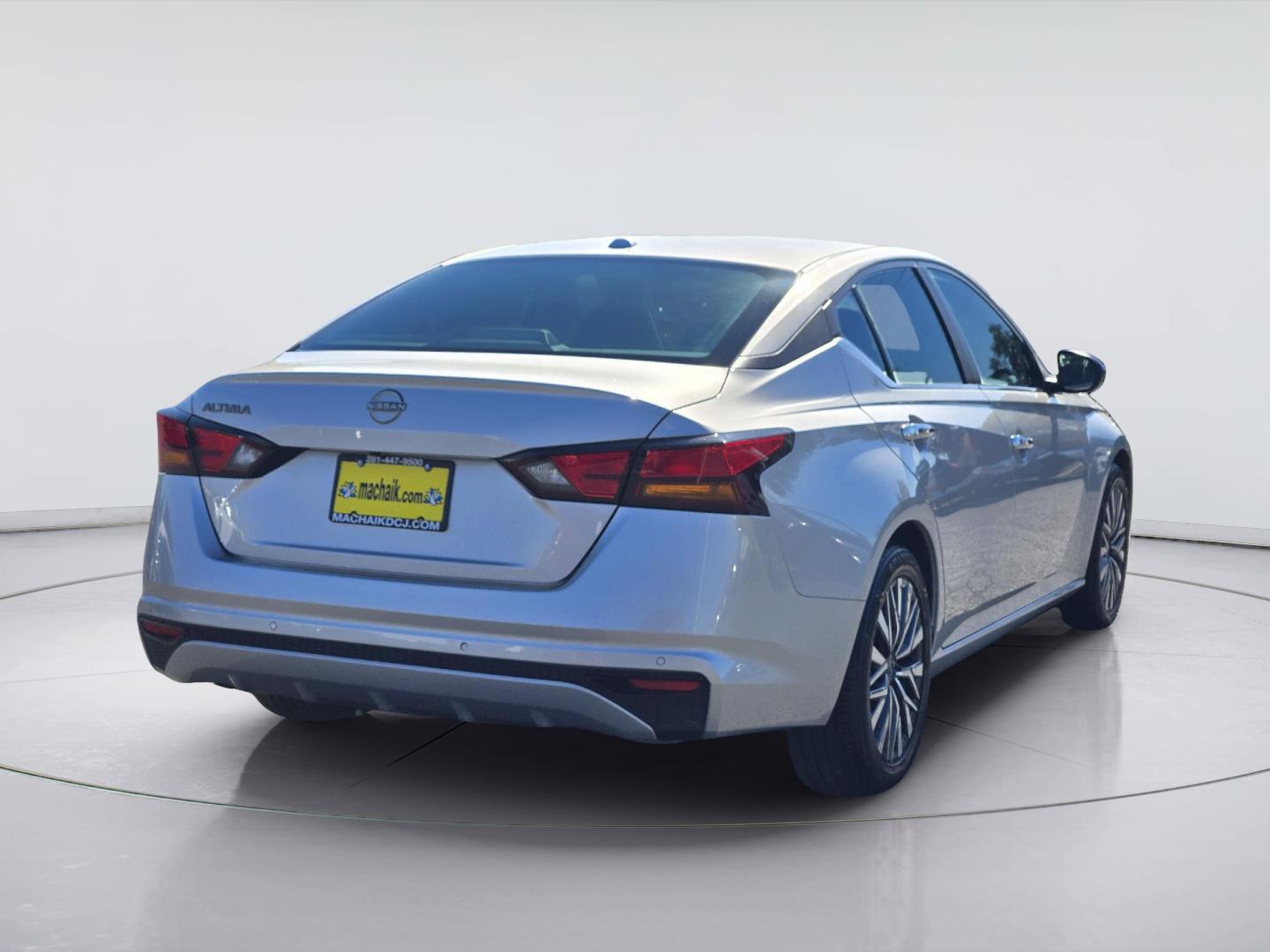 2025 Nissan Altima photo 4 of 36
