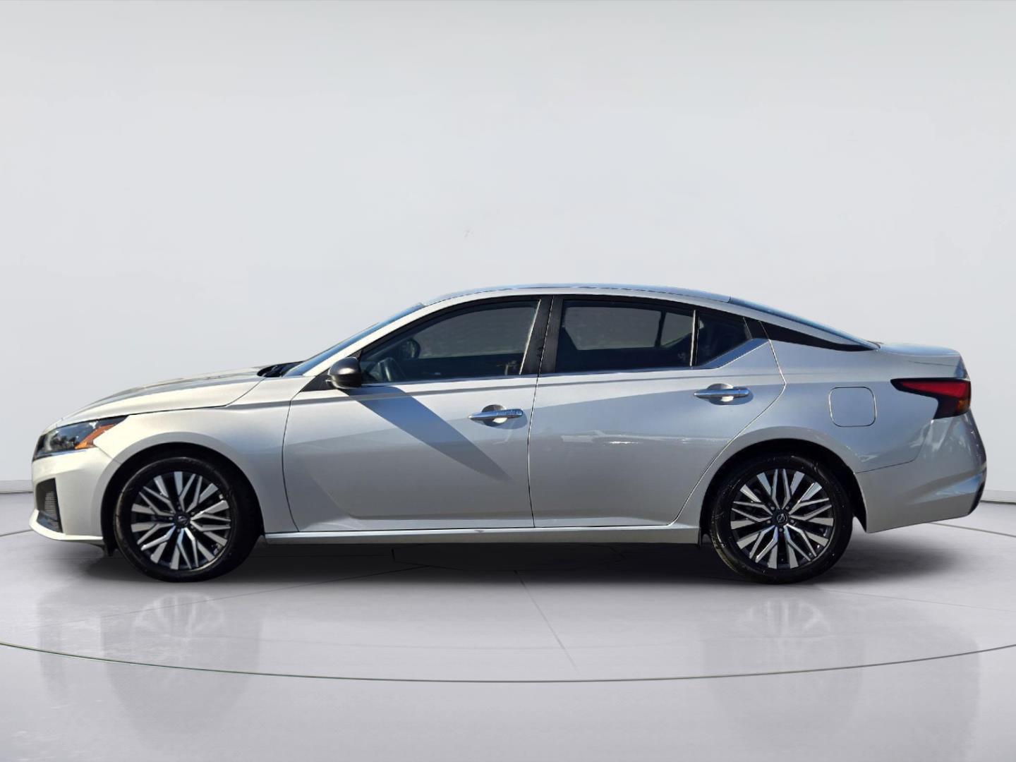 2025 Nissan Altima photo 7 of 36