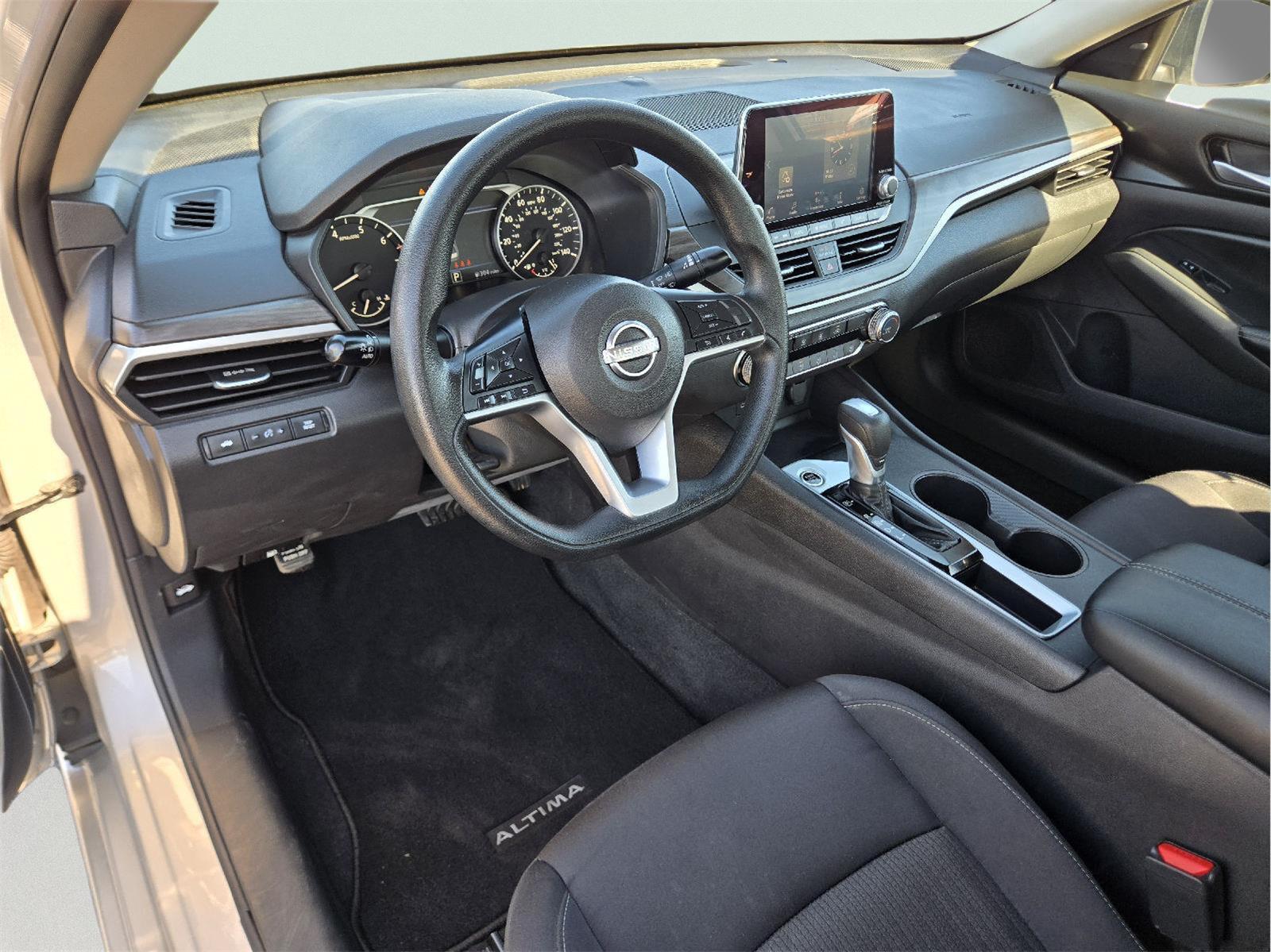 2025 Nissan Altima photo 10 of 36