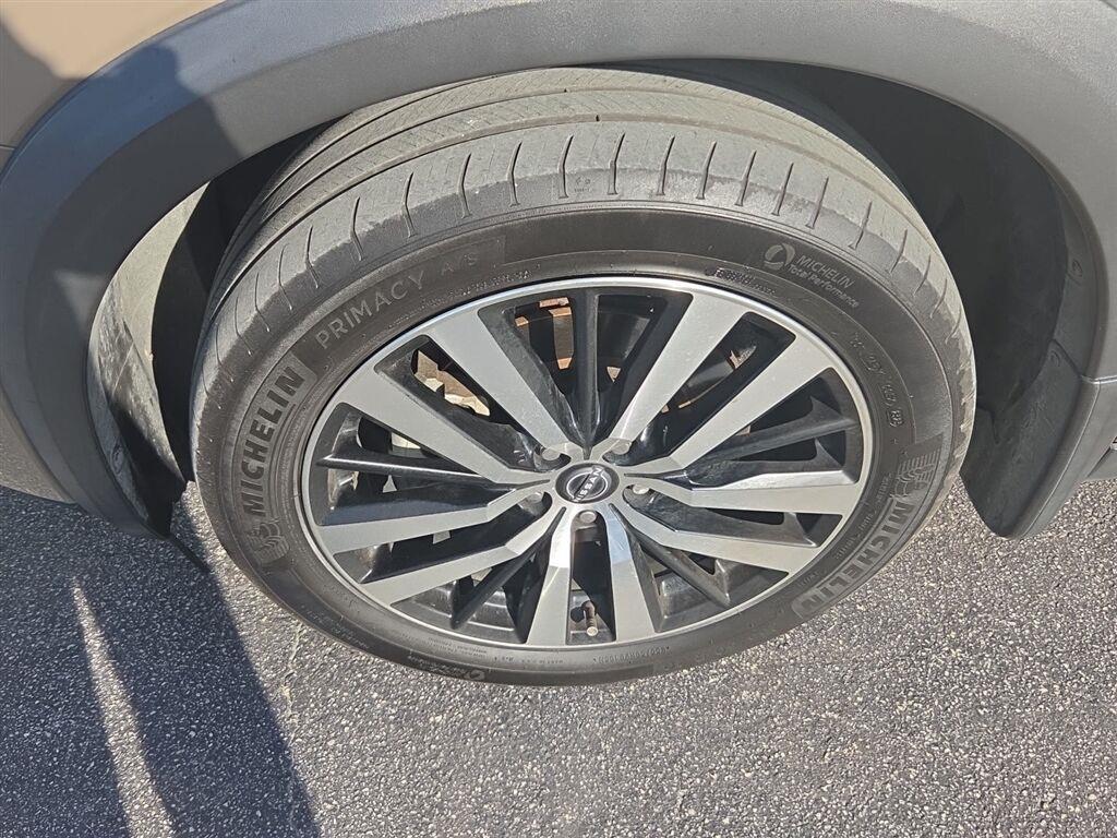 2023 Nissan Pathfinder photo 3 of 5