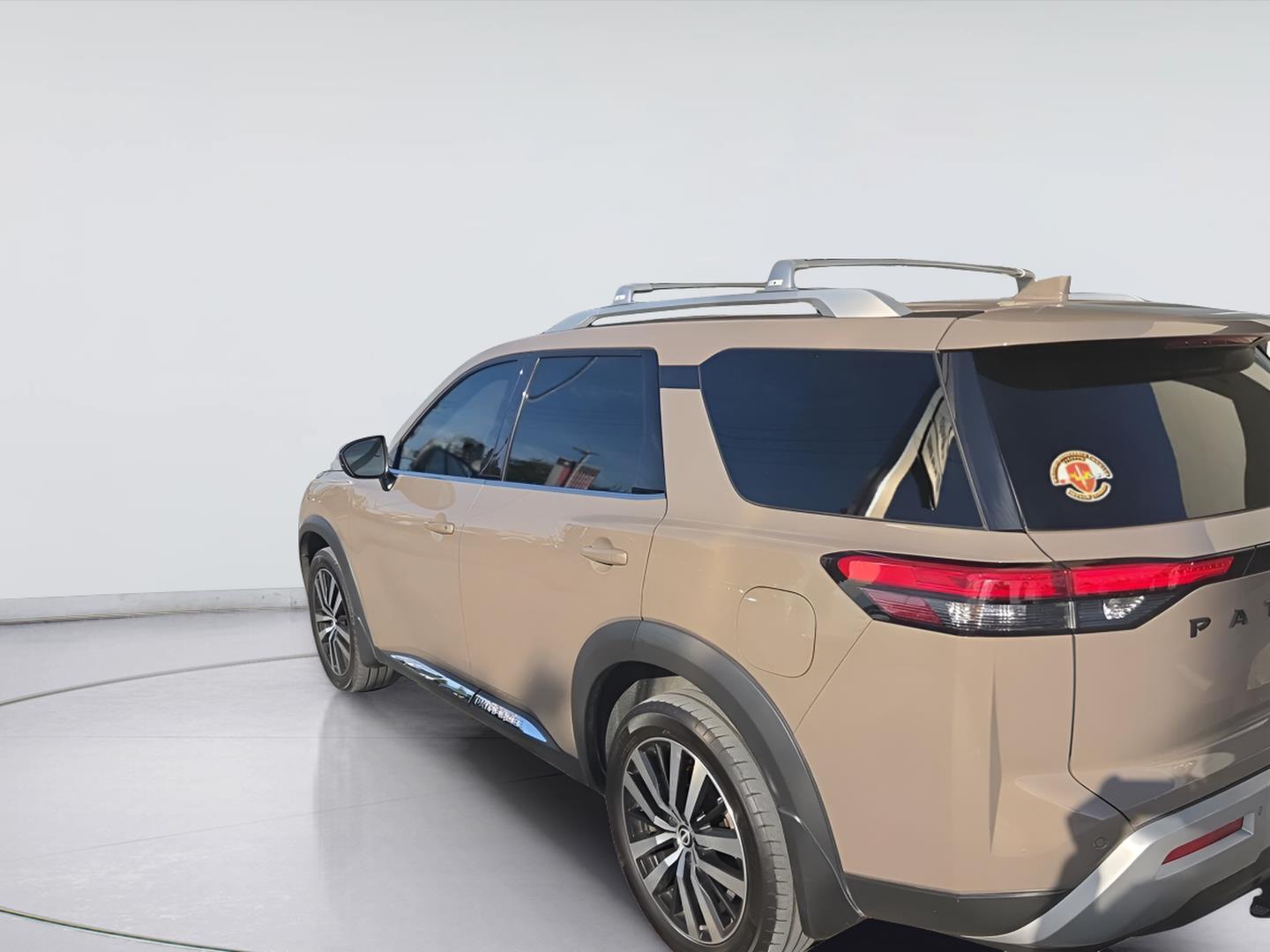 2023 Nissan Pathfinder photo 2 of 5