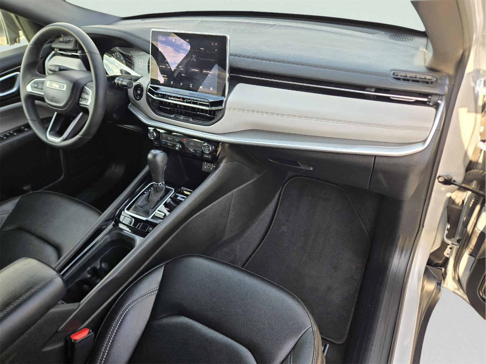 2025 Jeep Compass photo 13 of 35