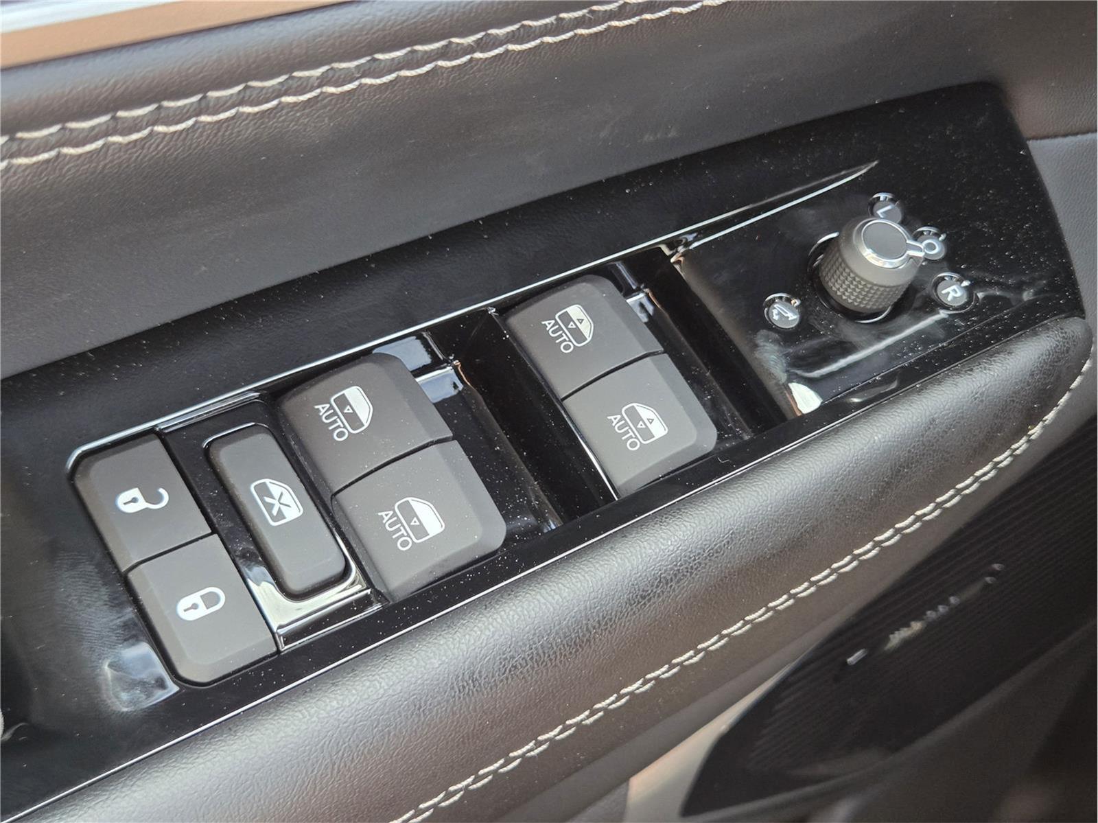 2026 Jeep Grand Wagoneer photo 16 of 17