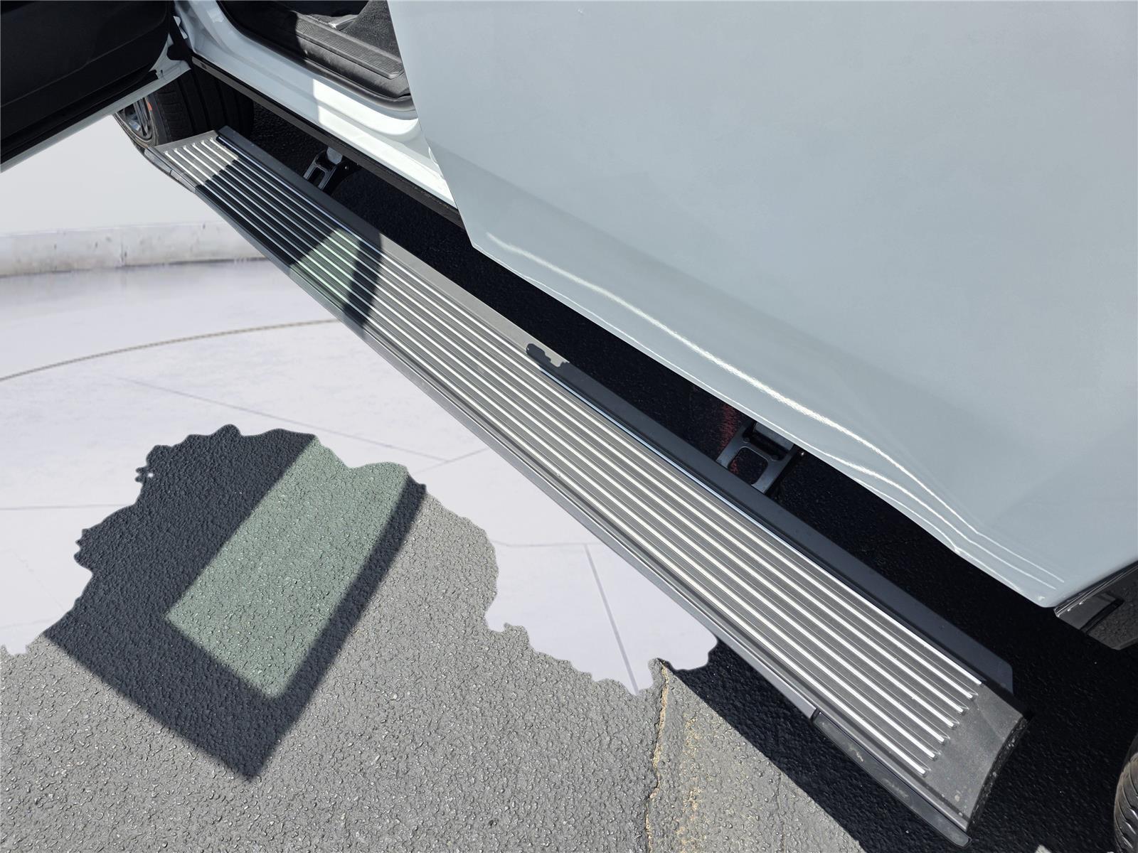 2026 Jeep Grand Wagoneer photo 5 of 17