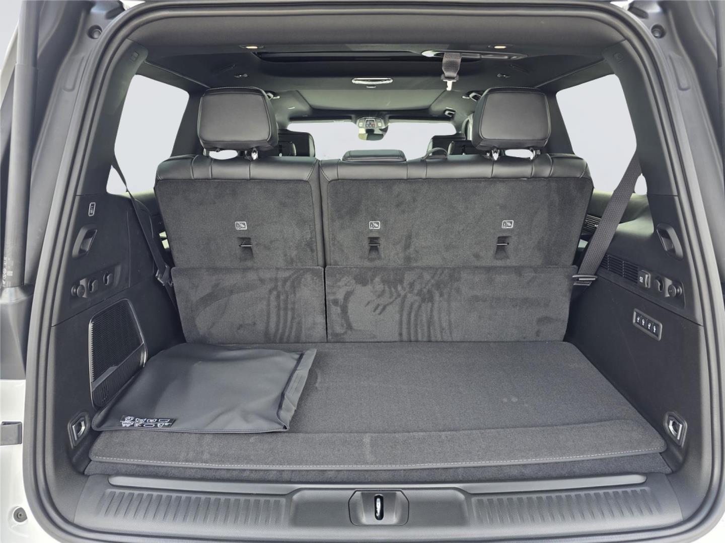 2026 Jeep Grand Wagoneer photo 11 of 17