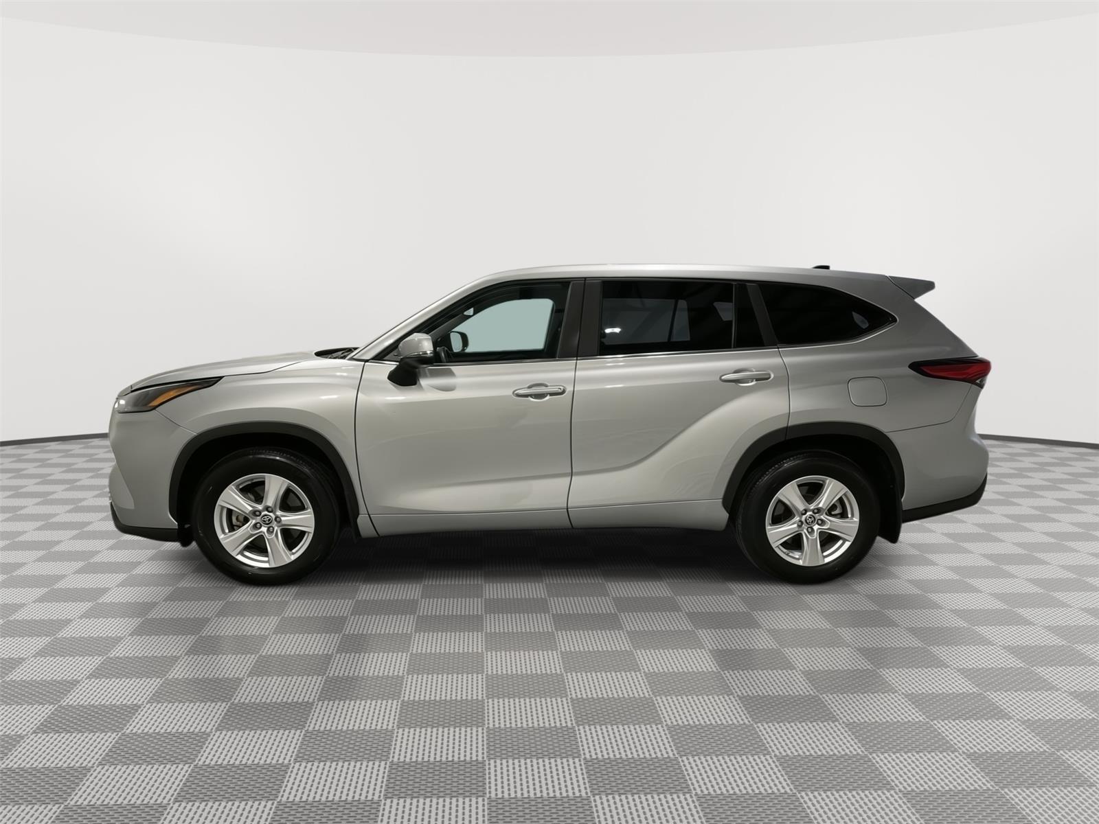 2023 Toyota Highlander L photo 2