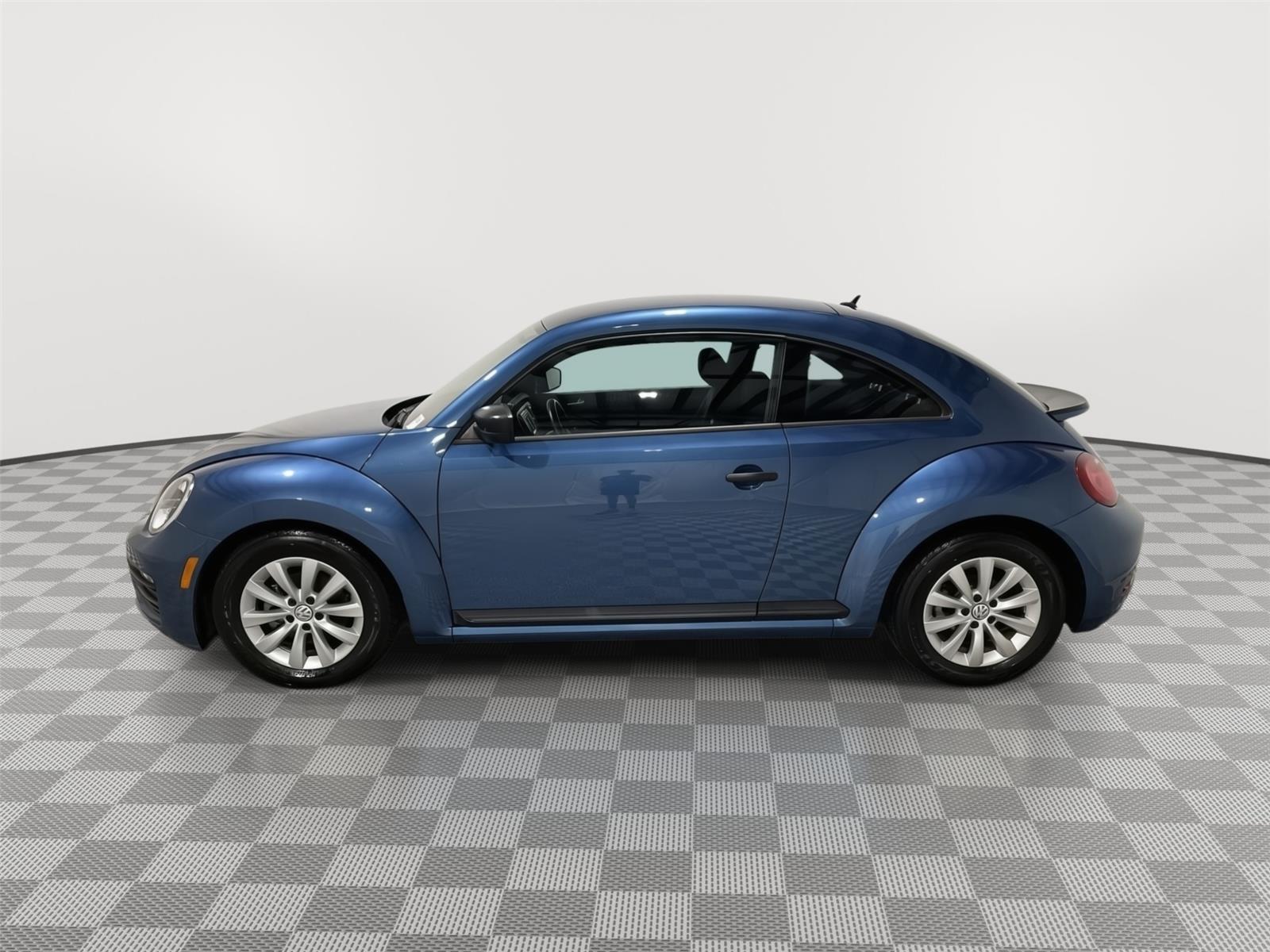 2018 Volkswagen Beetle S photo 2