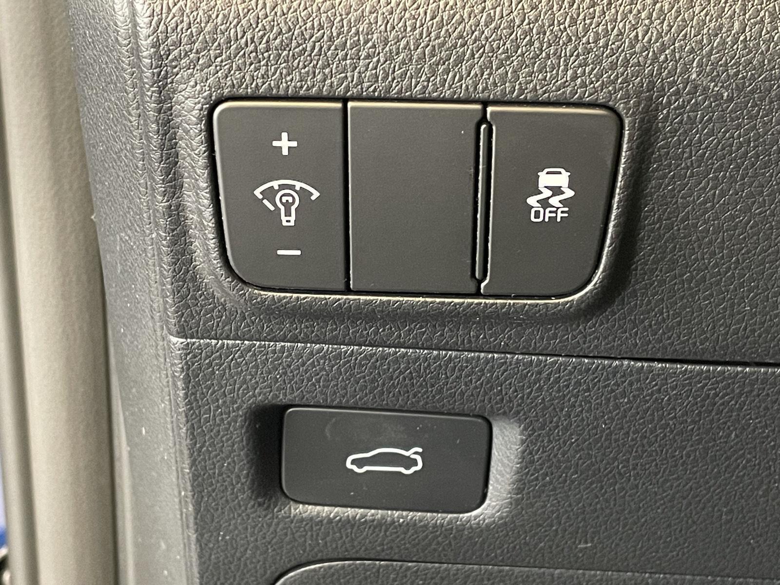 Vehicle photo 15