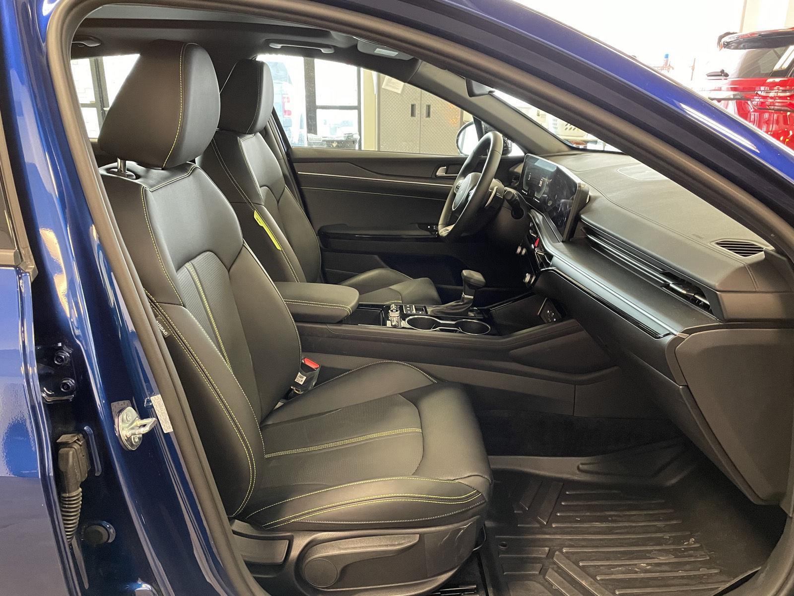 Vehicle photo 24