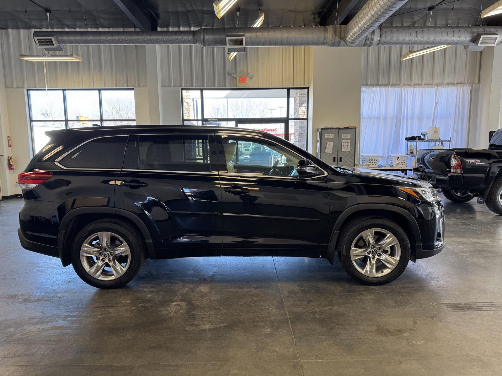 Used 2018 Toyota Highlander for sale in St. Joseph MO