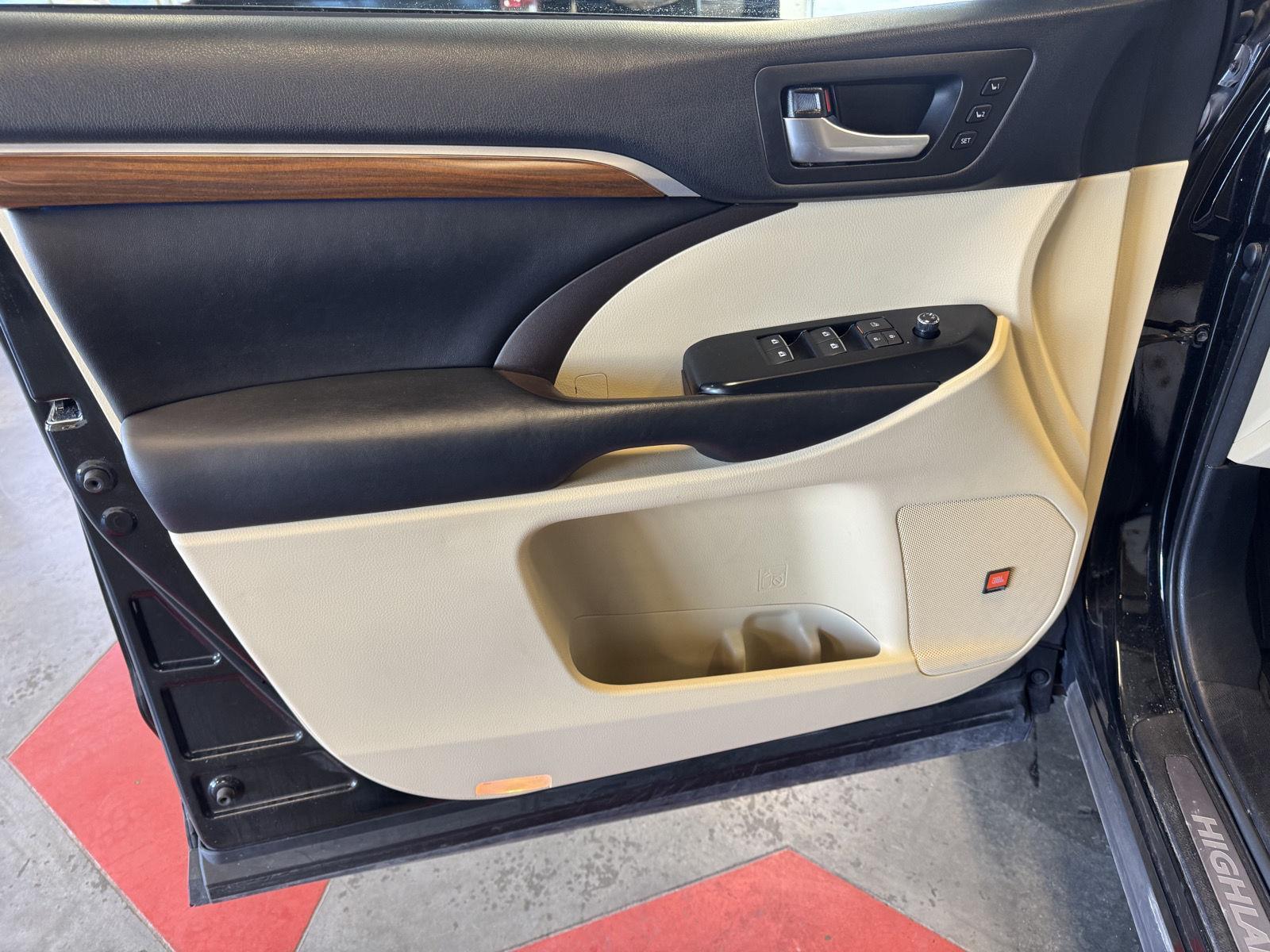 Used 2018 Toyota Highlander for sale in St. Joseph MO