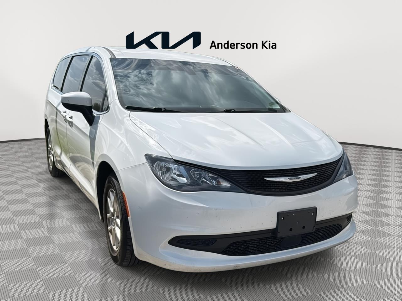 Pre-Owned 2022 Chrysler Voyager