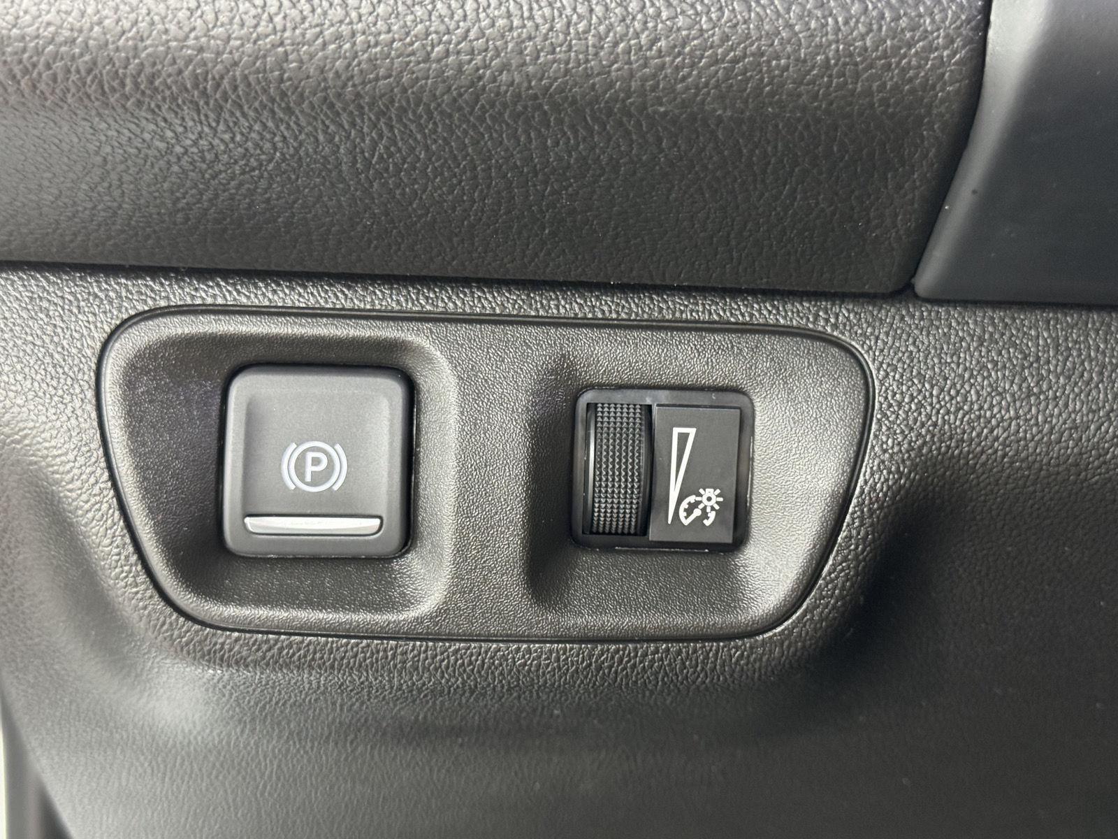 Vehicle photo 15