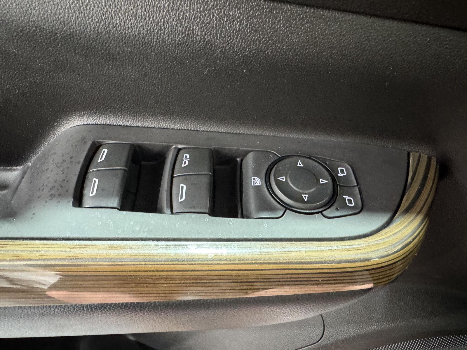 Vehicle photo 31