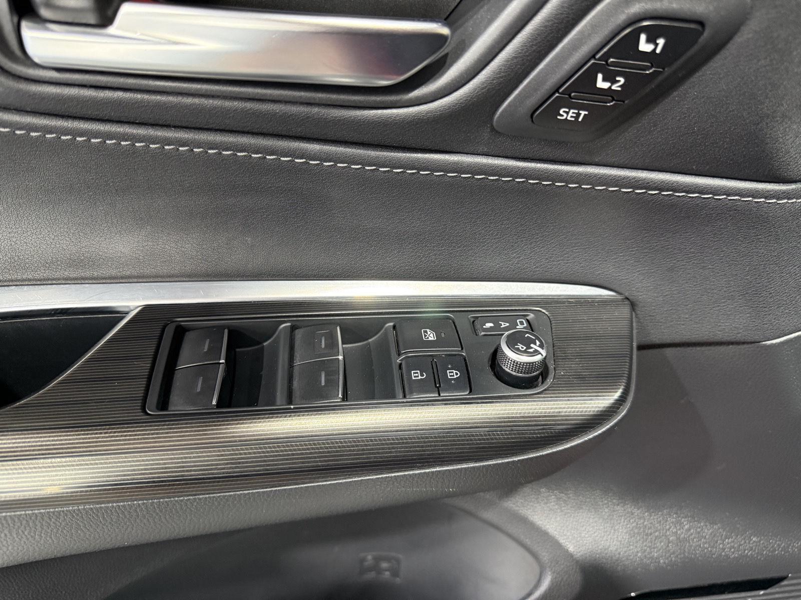 Vehicle photo 21