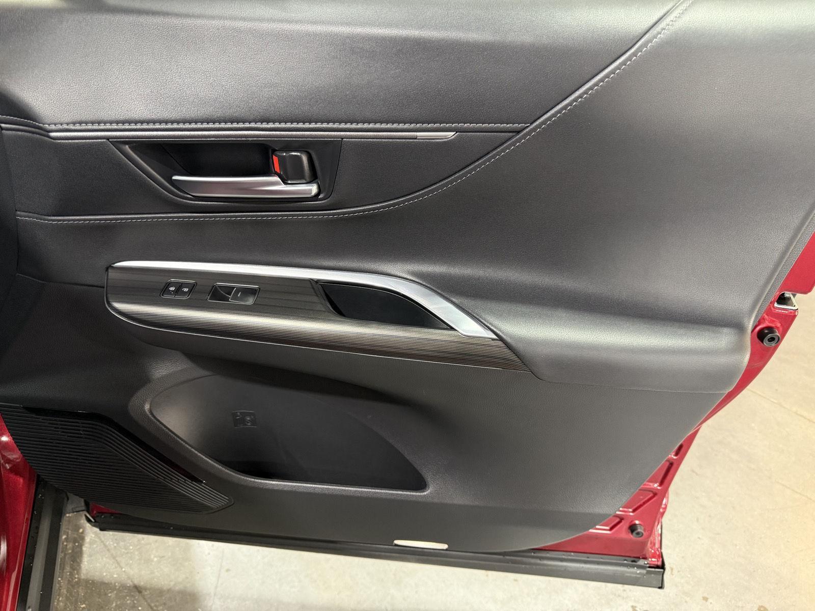Vehicle photo 25