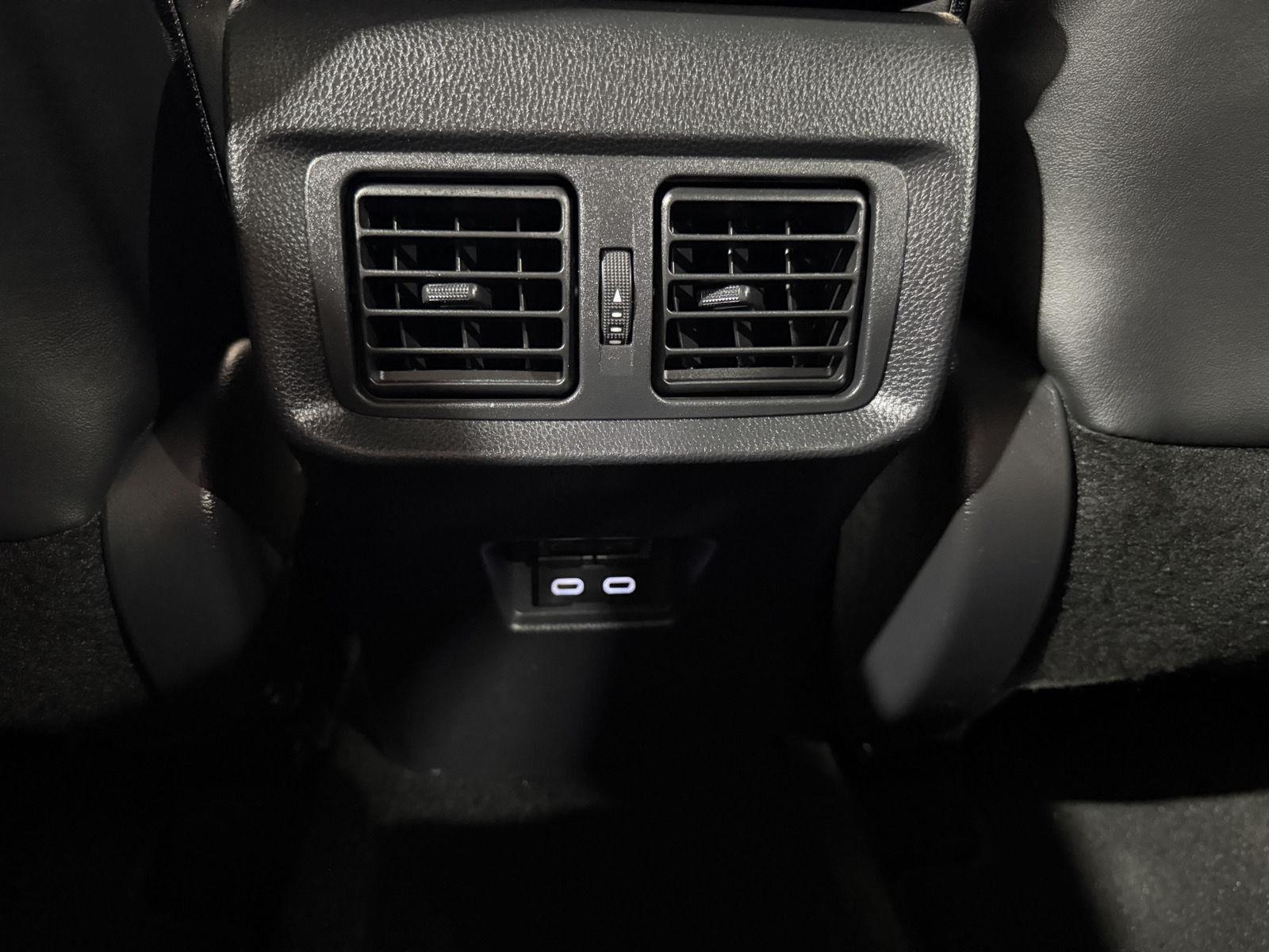 Vehicle photo 33