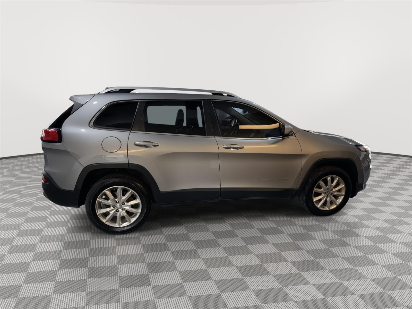 Vehicle photo 6