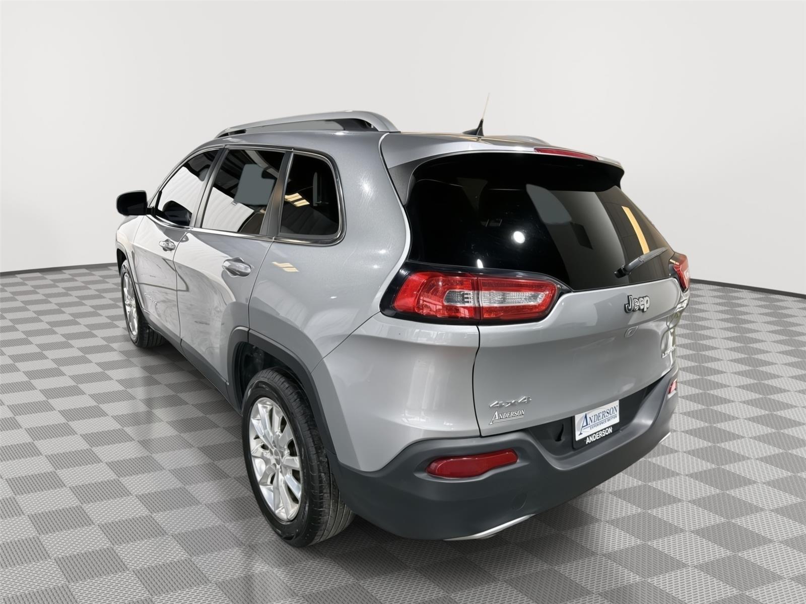 Vehicle photo 9
