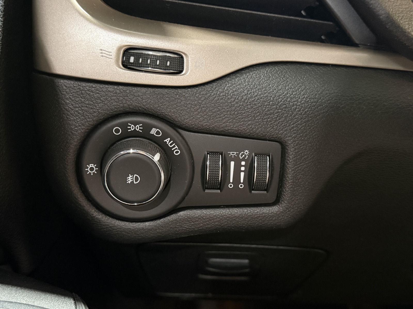 Vehicle photo 15