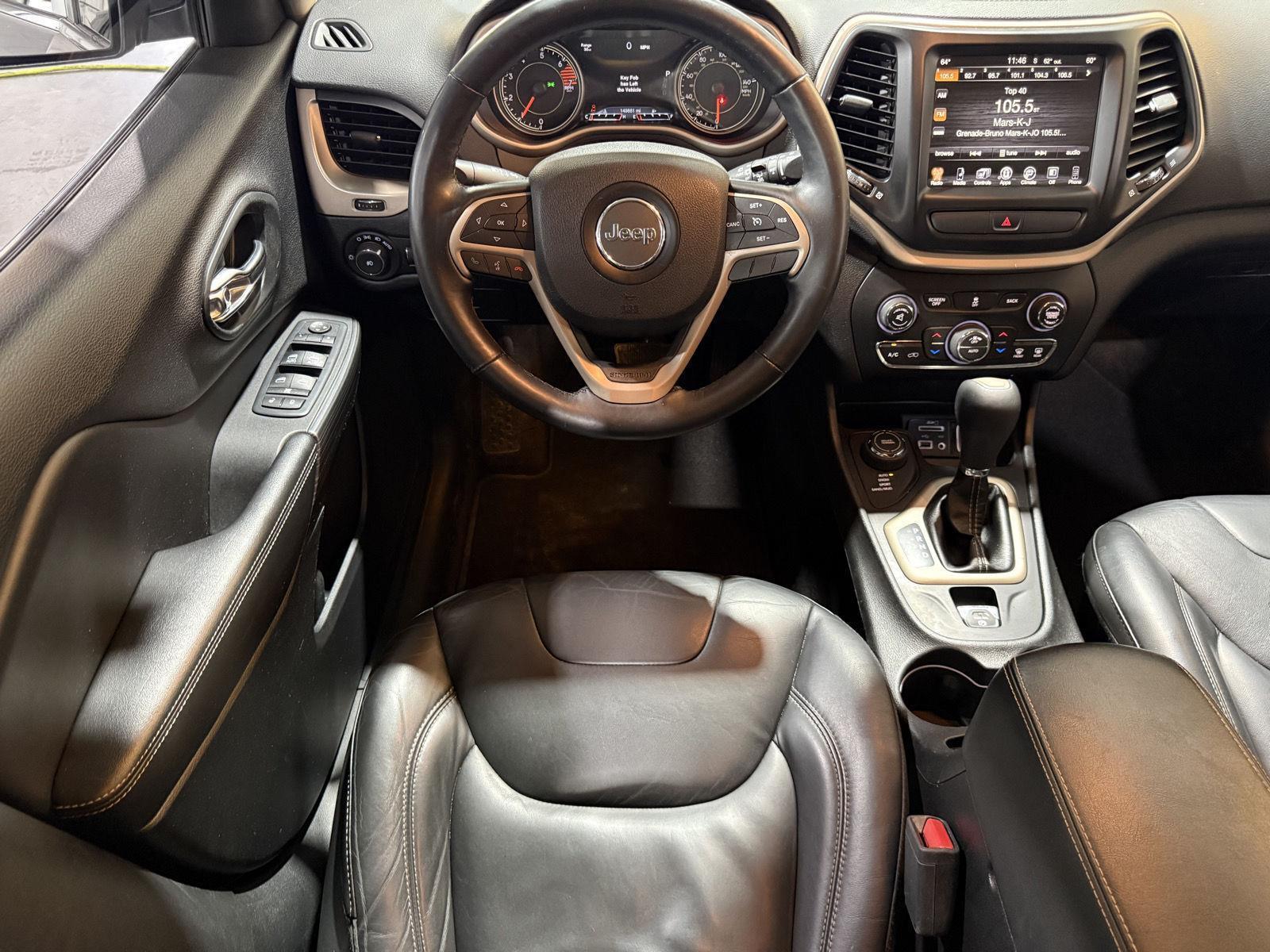Vehicle photo 17