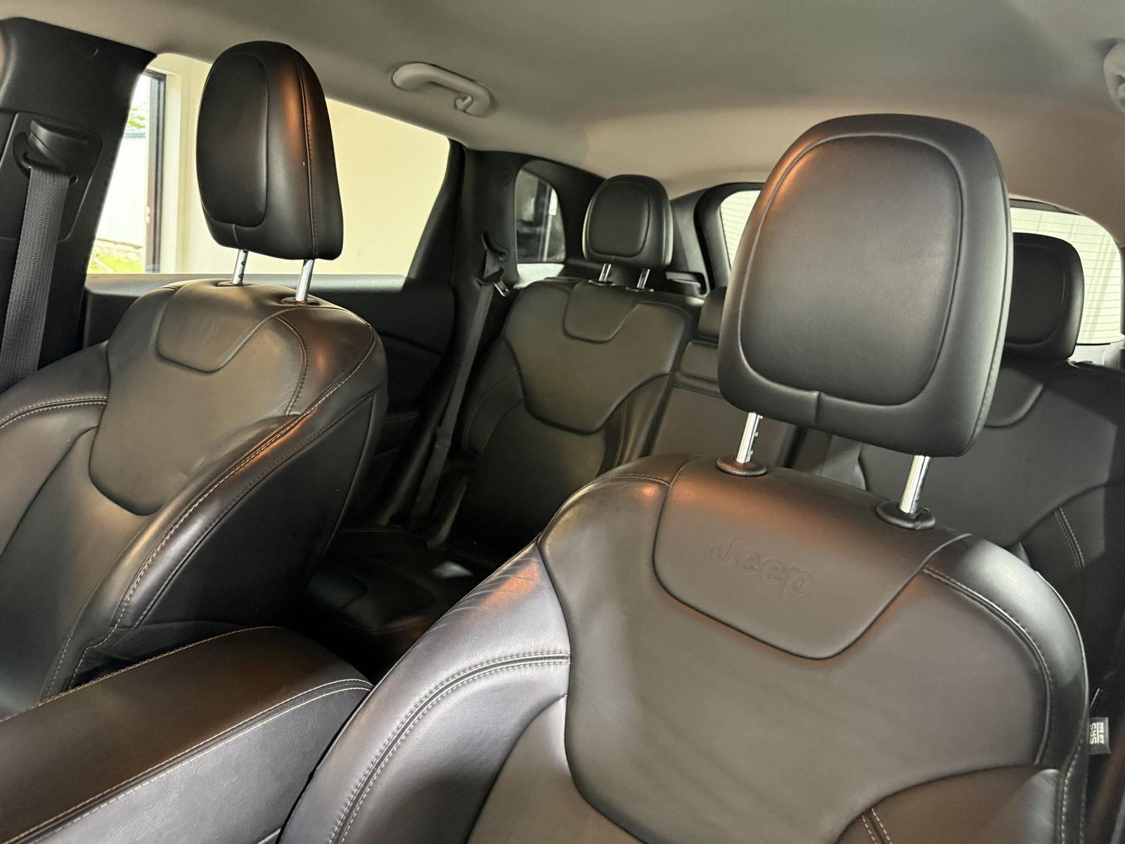 Vehicle photo 19