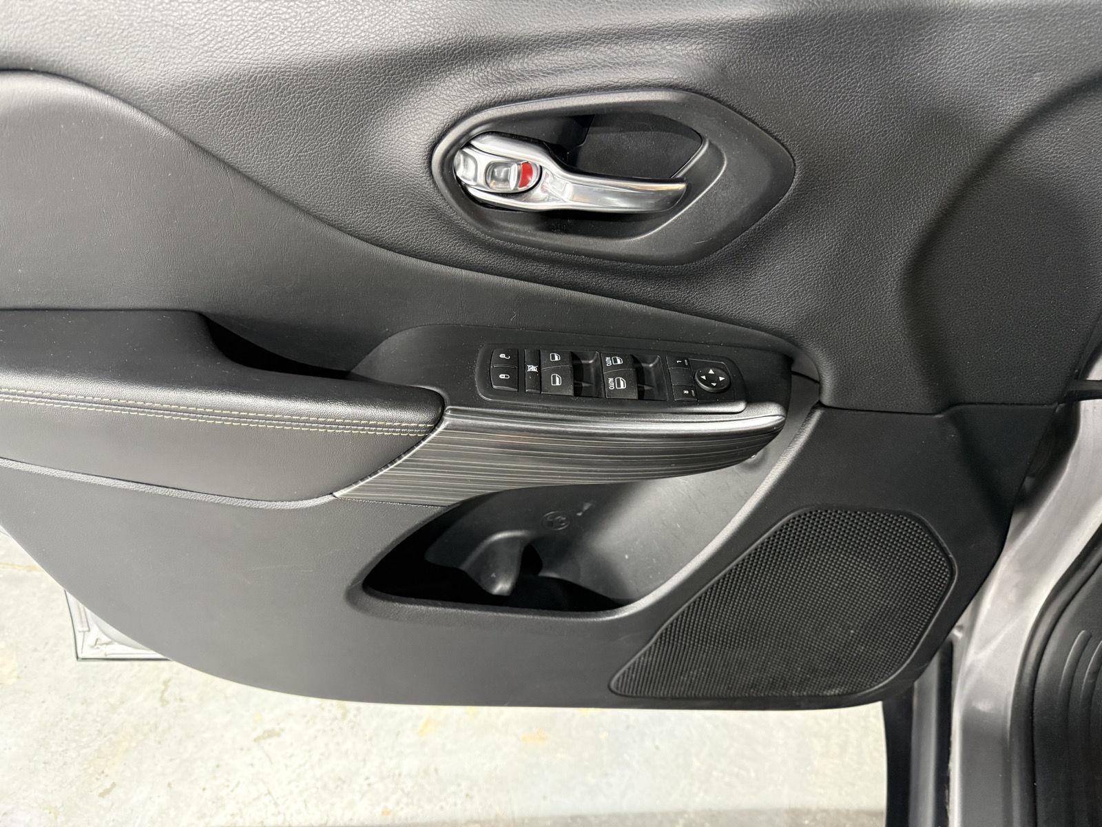 Vehicle photo 21