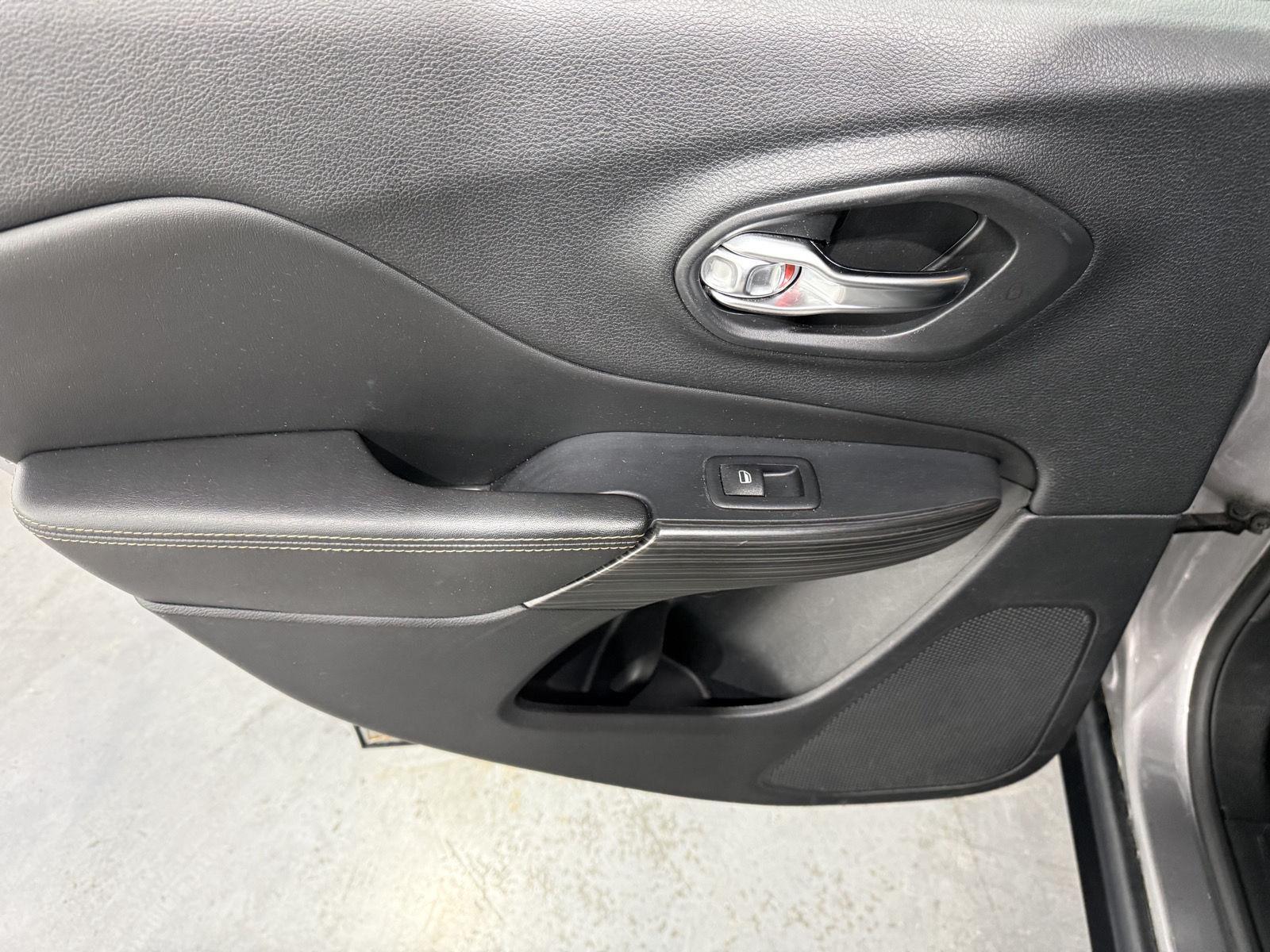 Vehicle photo 23