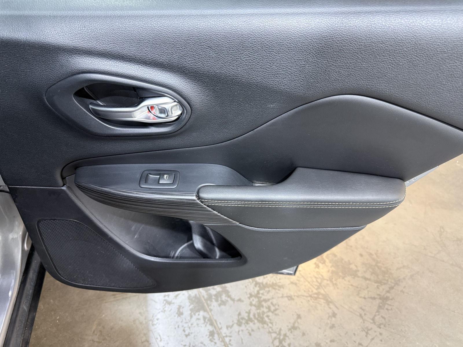 Vehicle photo 25