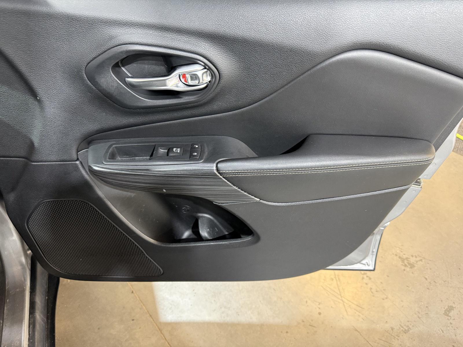 Vehicle photo 26