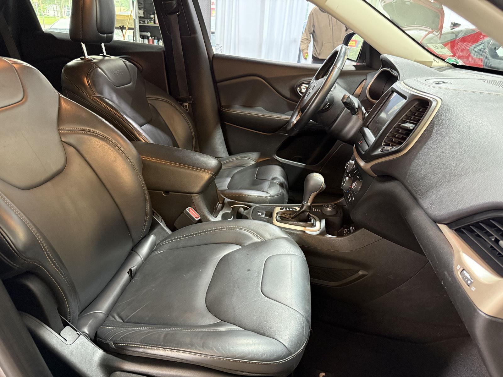 Vehicle photo 27