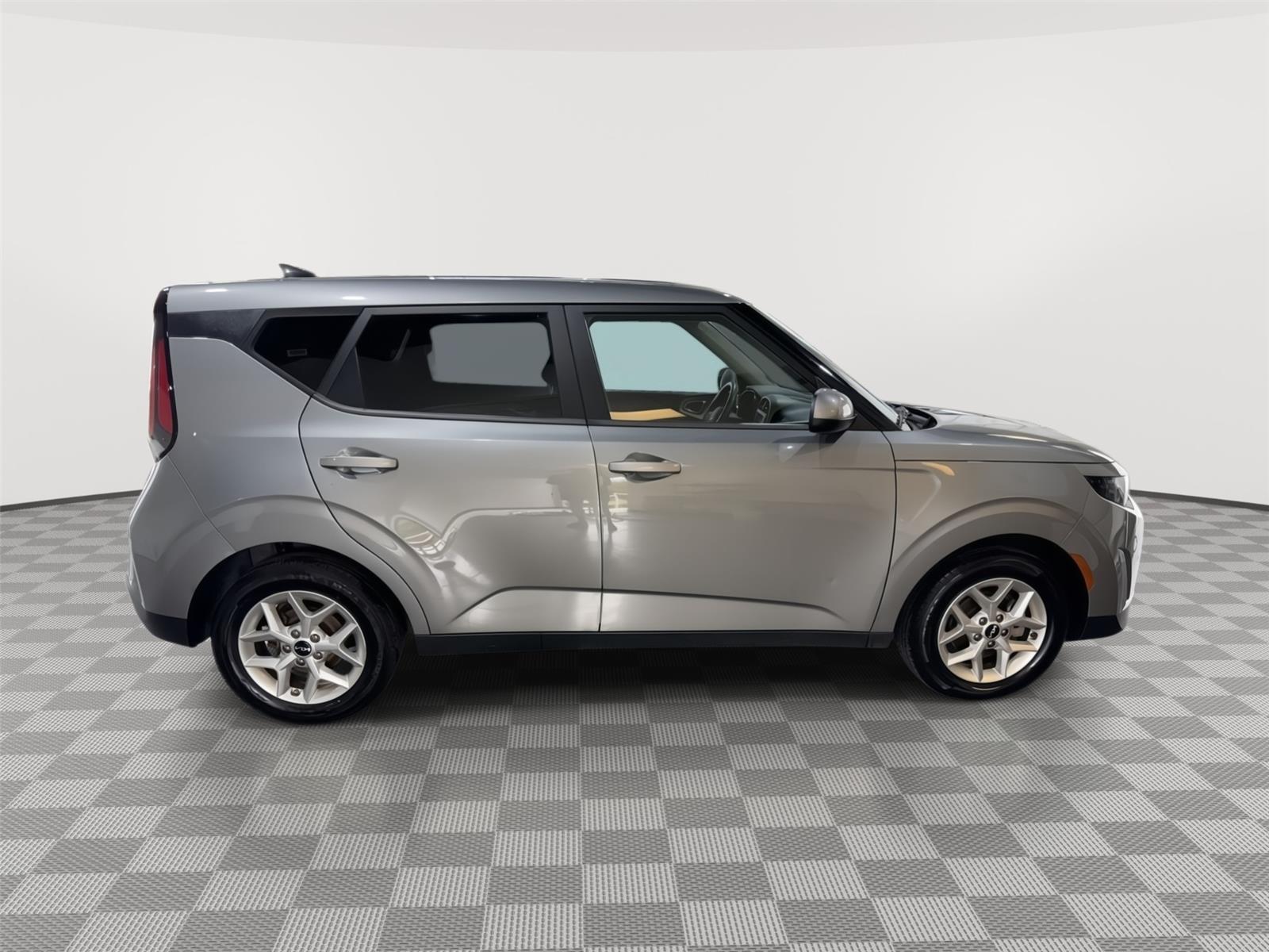 Vehicle photo 6