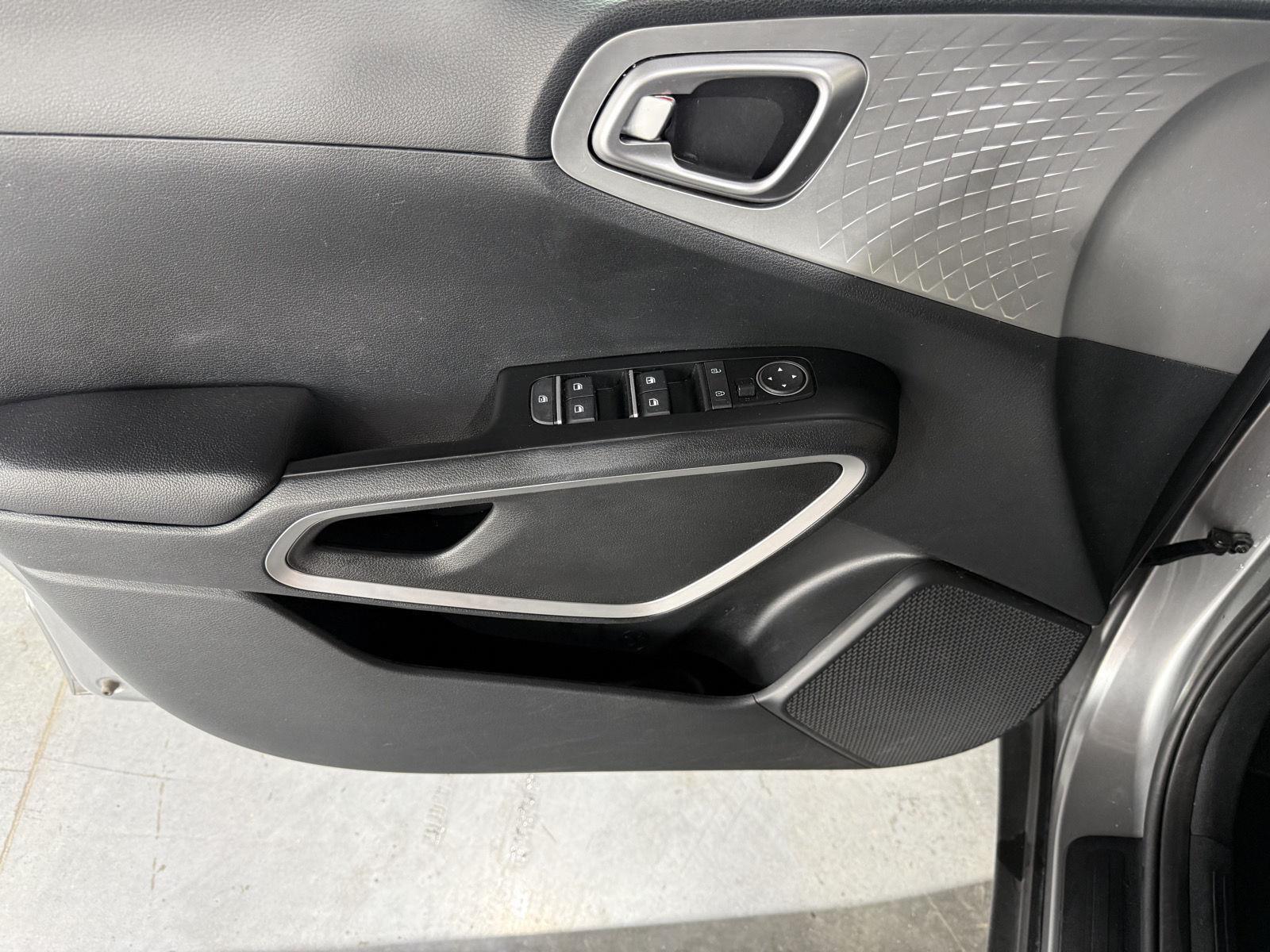 Vehicle photo 19