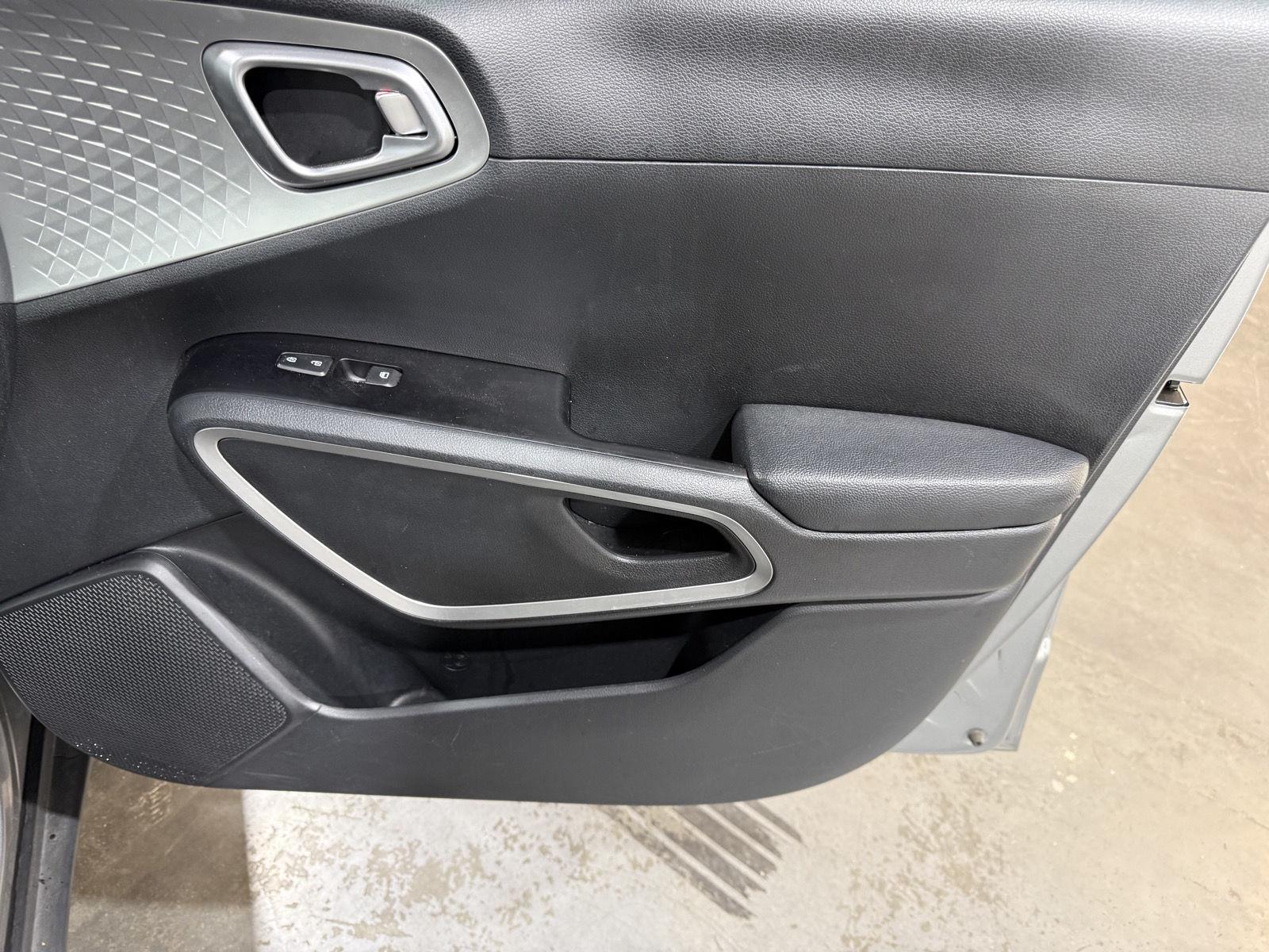Vehicle photo 24