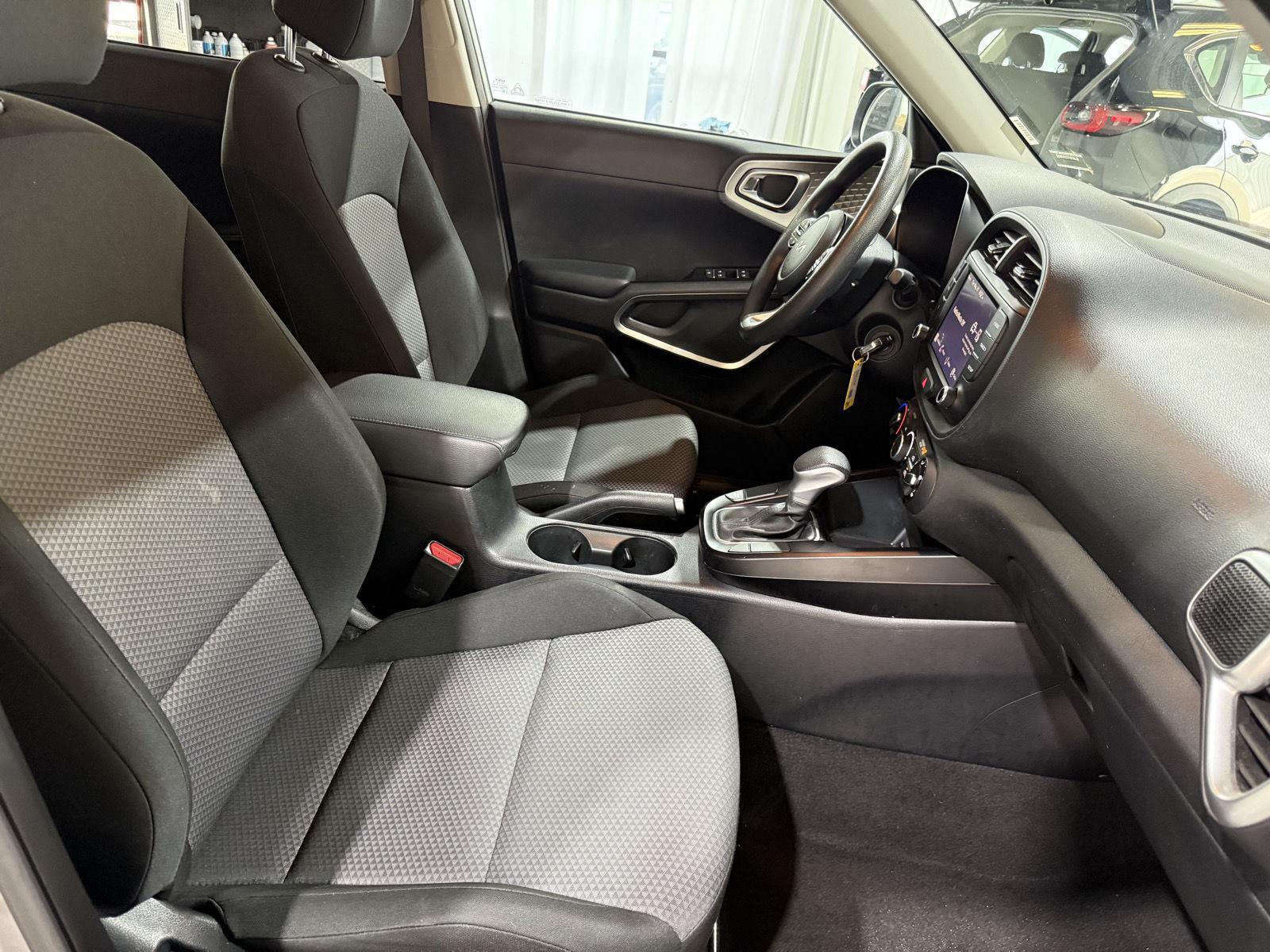 Vehicle photo 25