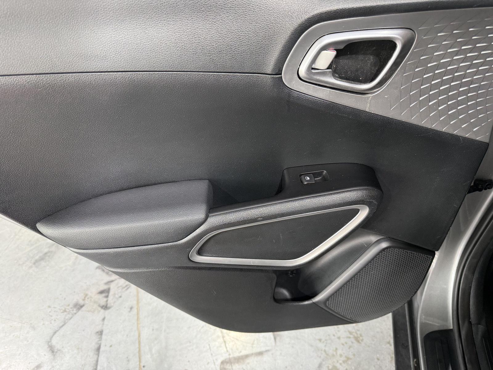 Vehicle photo 21
