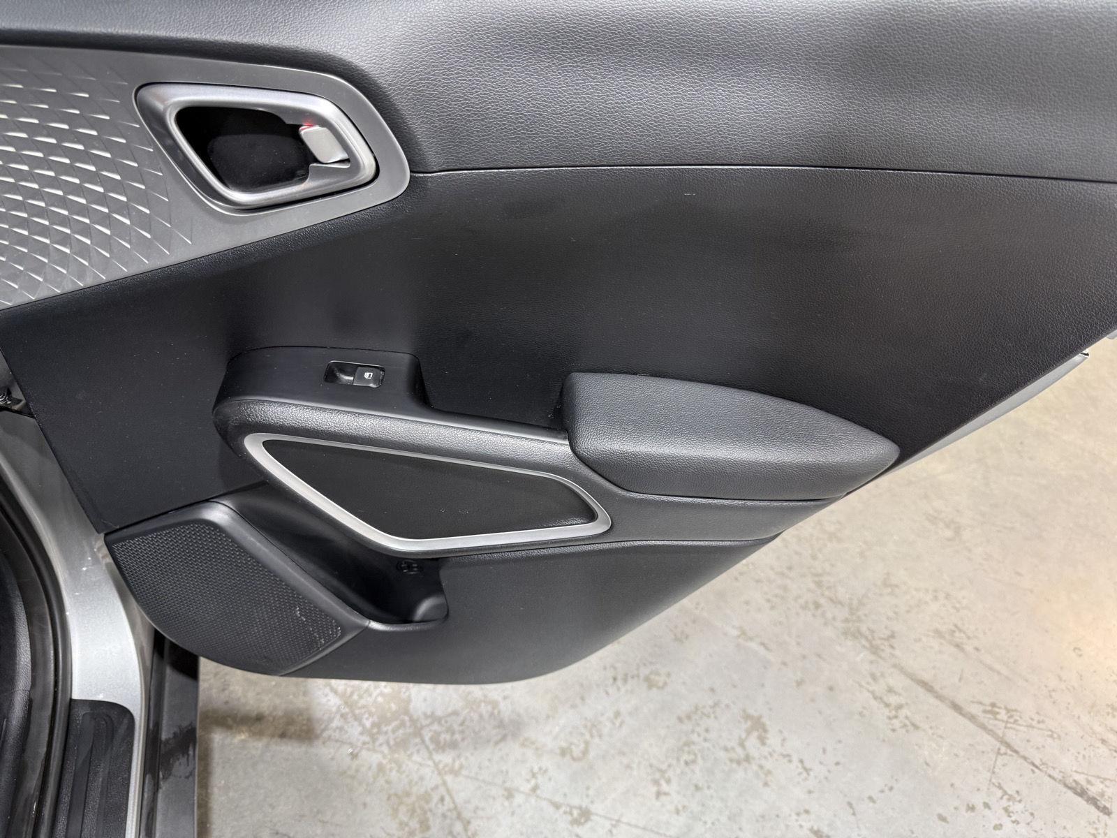 Vehicle photo 23