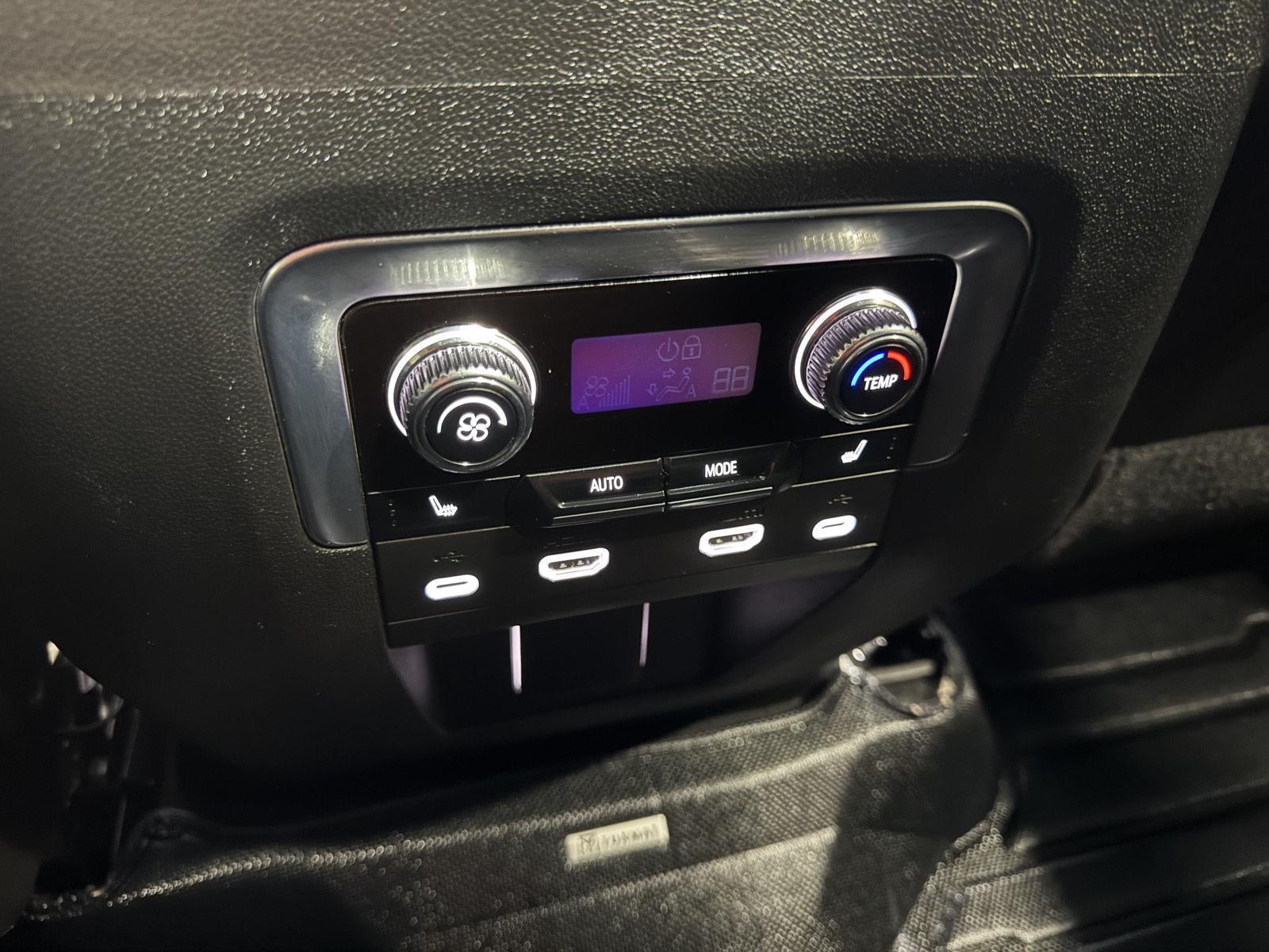 Vehicle photo 33