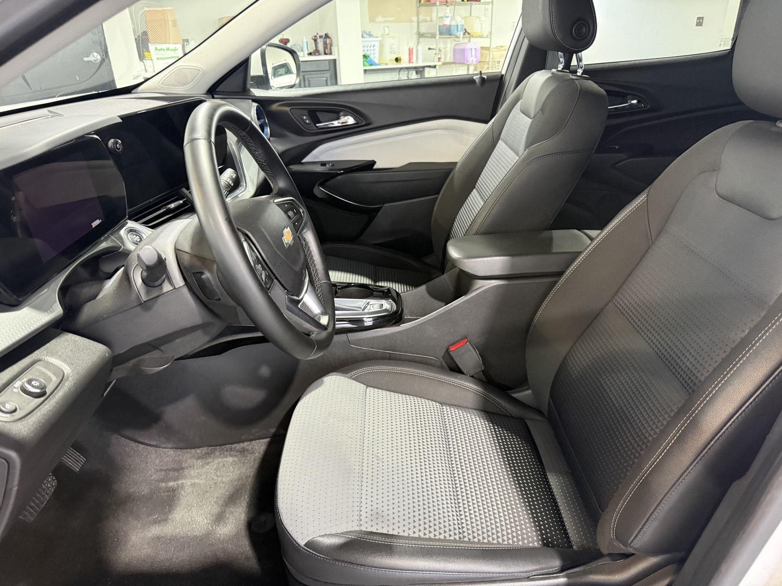 Vehicle photo 17