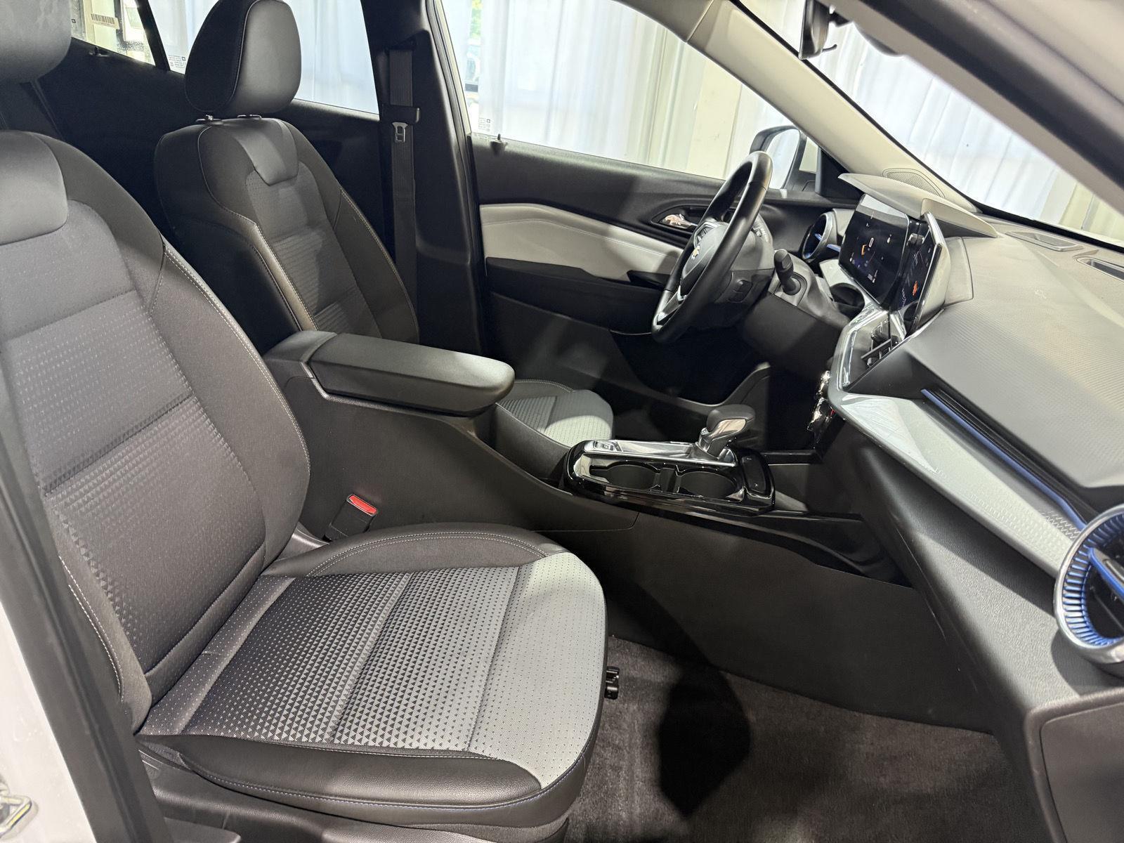 Vehicle photo 26