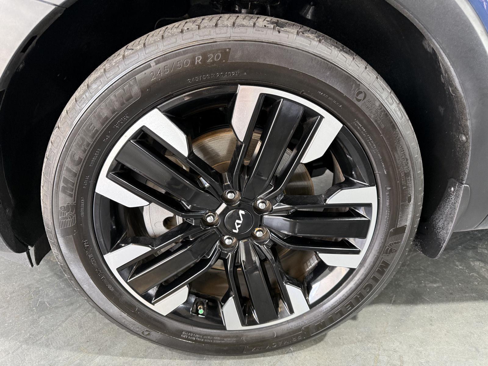 Vehicle photo 10