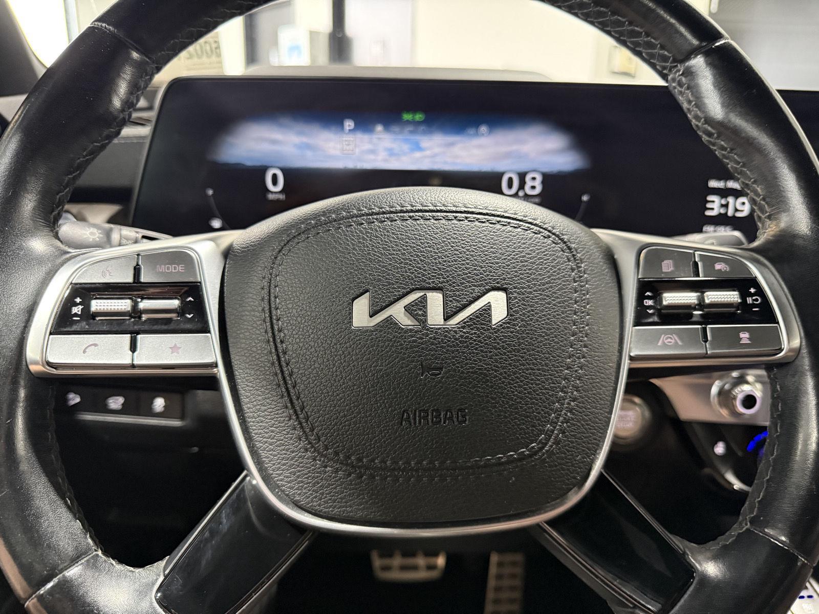 Vehicle photo 12